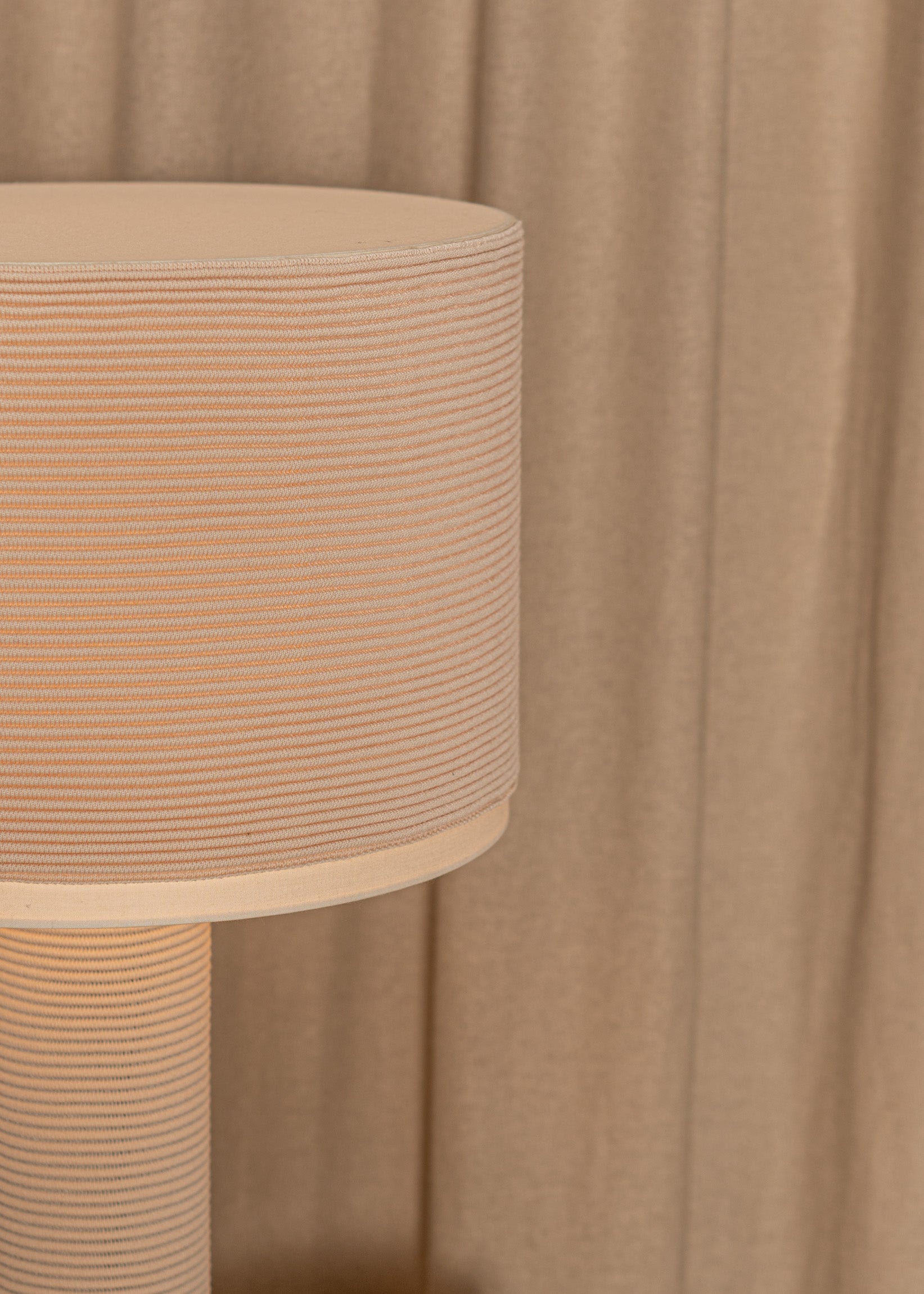 Tischlampe PYJAMA beige Wolle