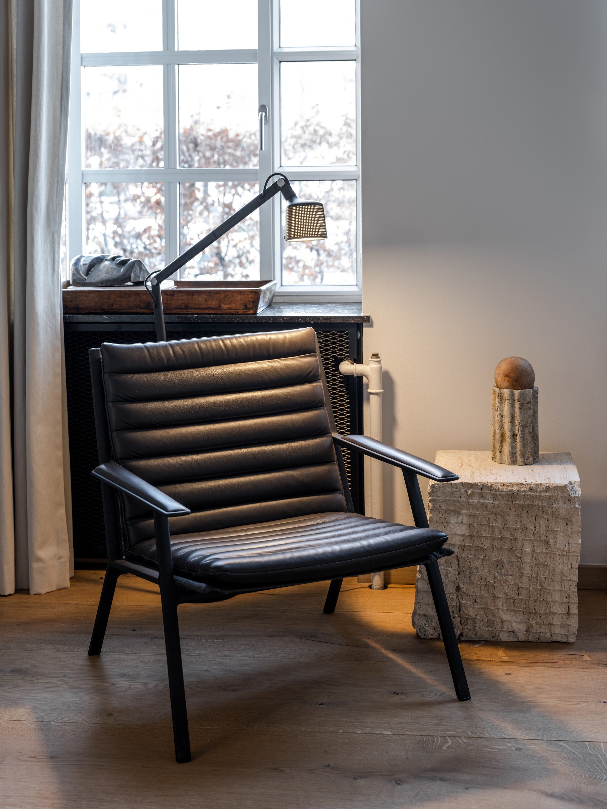 Lampa podłogowa 525 czarny metal – Vipp