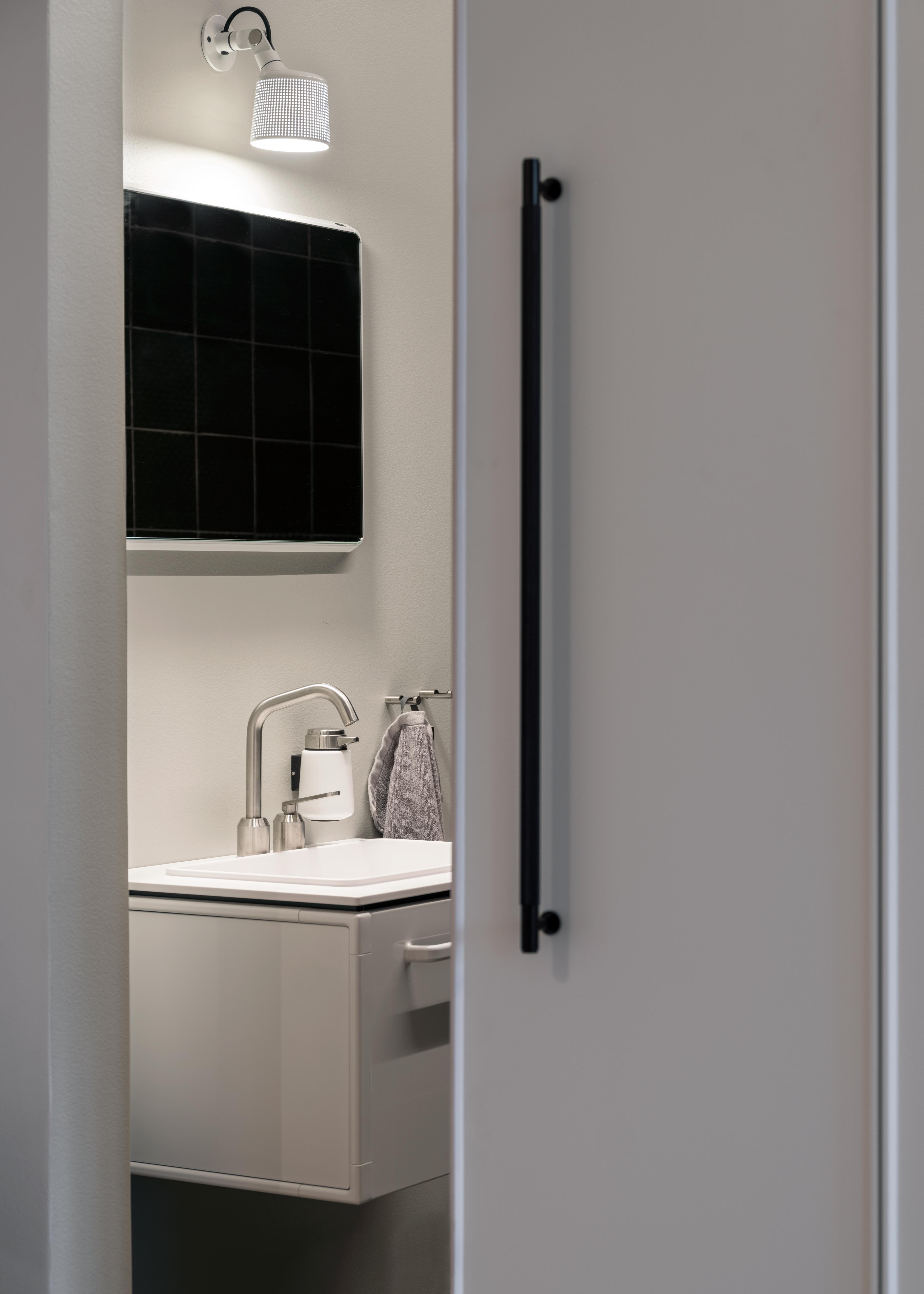 Badezimmerspiegel VIPP mit weißem Aluminiumrahmen