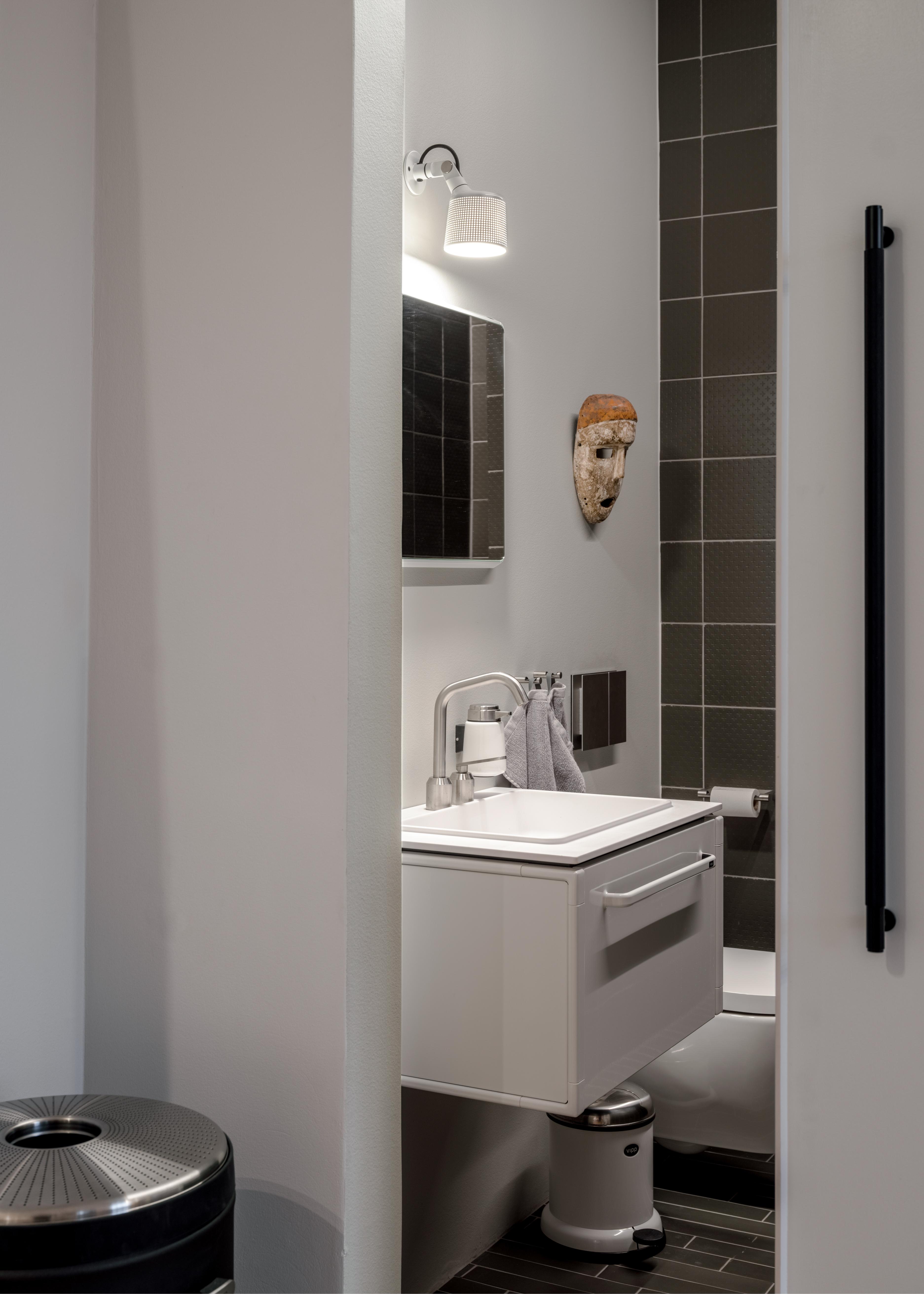 Badezimmerspiegel VIPP mit weißem Aluminiumrahmen