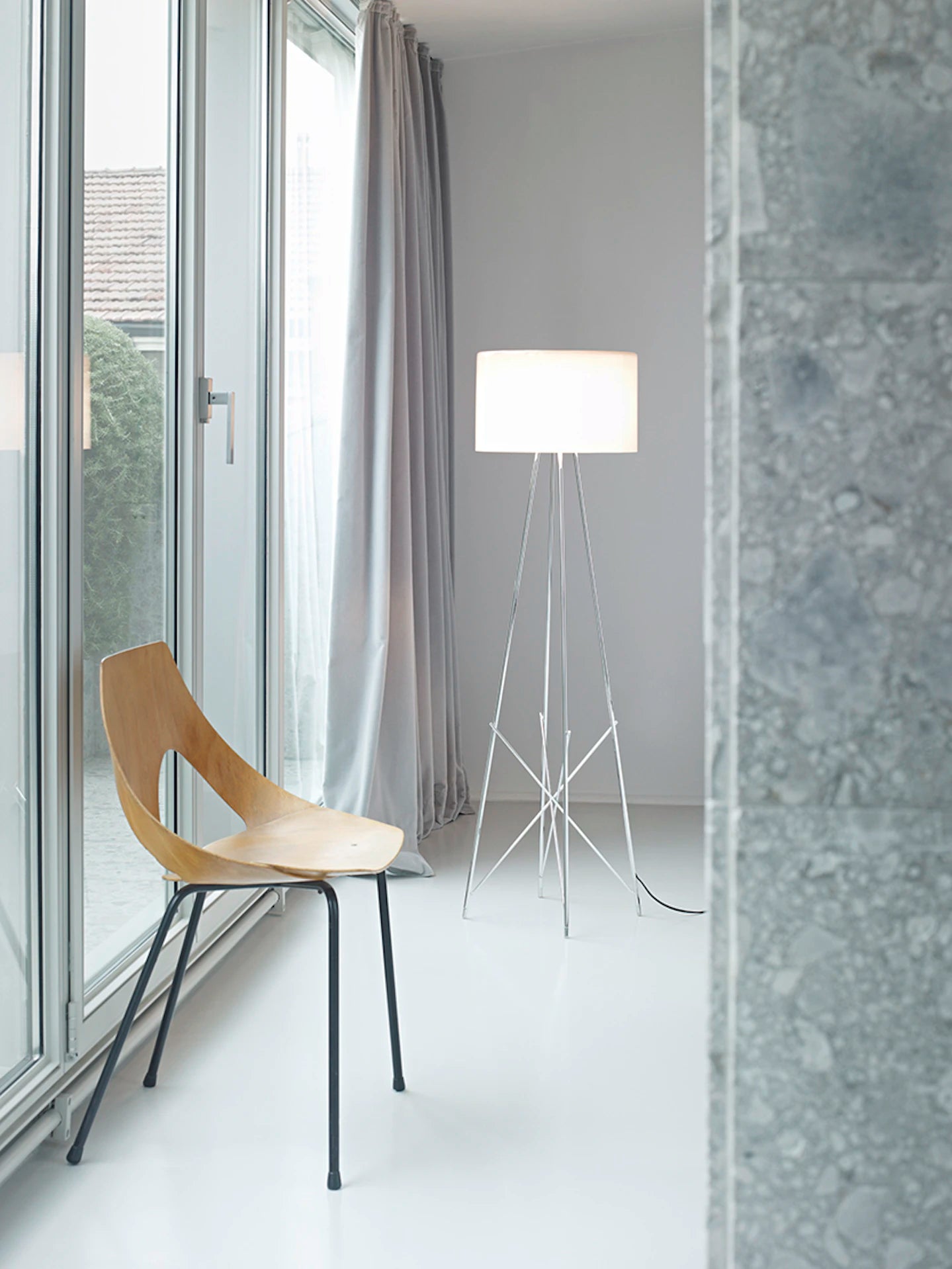 Stehlampe RAY weiß mit Metallbasis