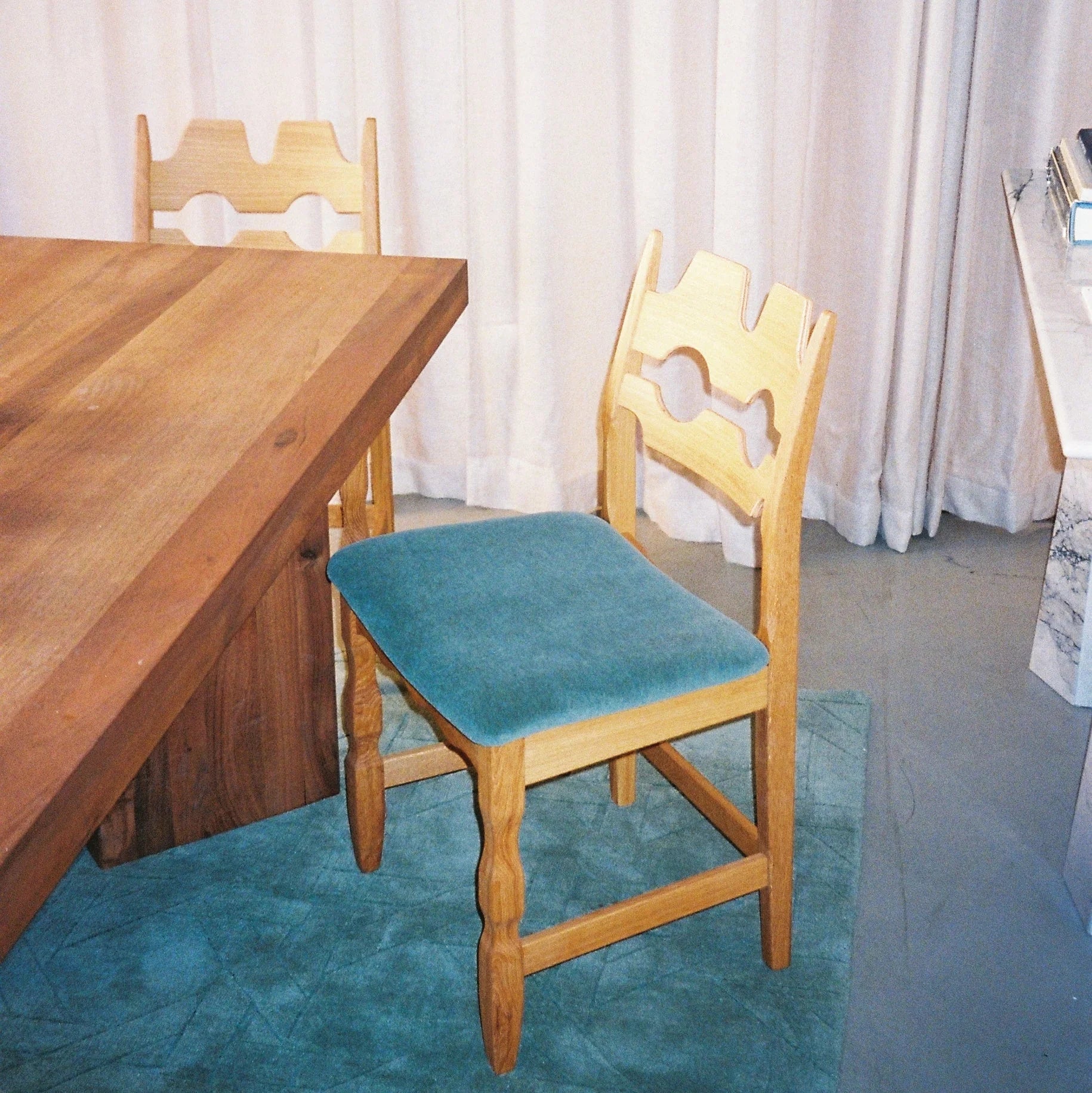 Stuhl RAZOR blau mit Eichenbasis