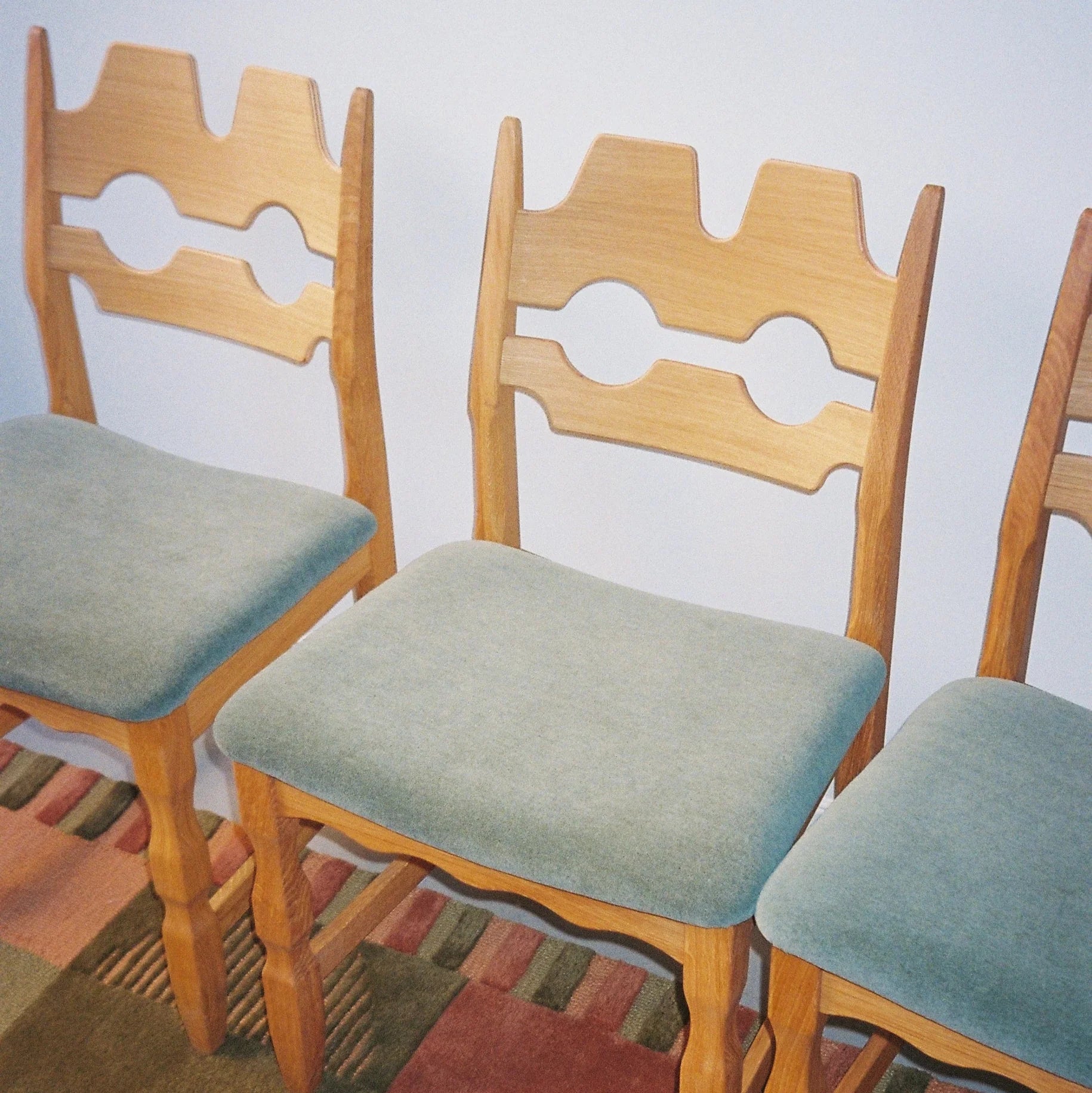 Stuhl RAZOR blau mit Eichenbasis