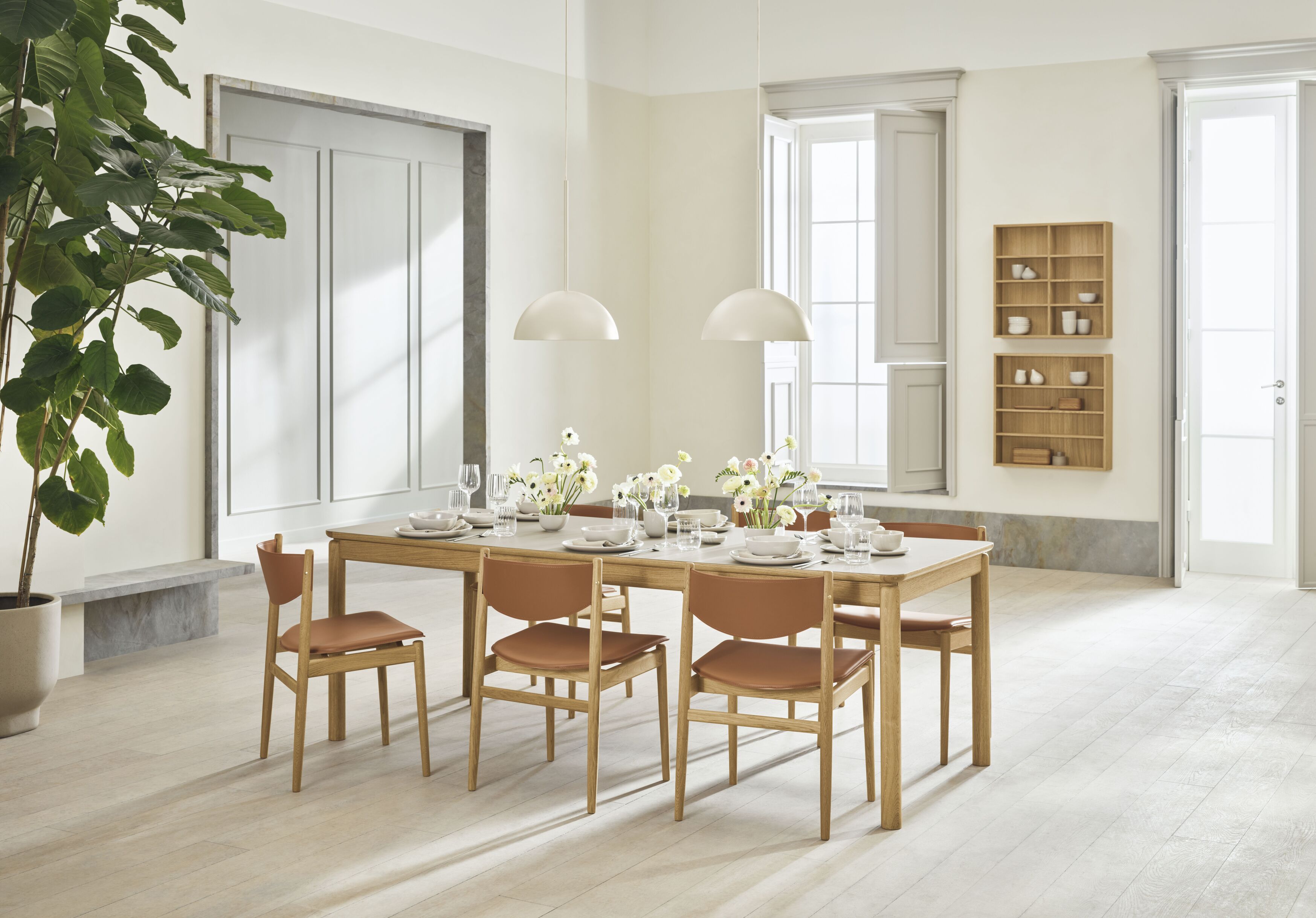 Roniea fold -out table, bleached oak veneer with a whitewashed base
