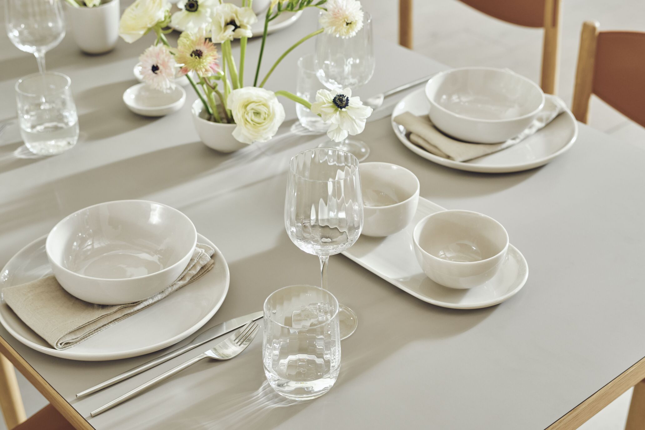 Roniea fold -out table, bleached oak veneer with a whitewashed base