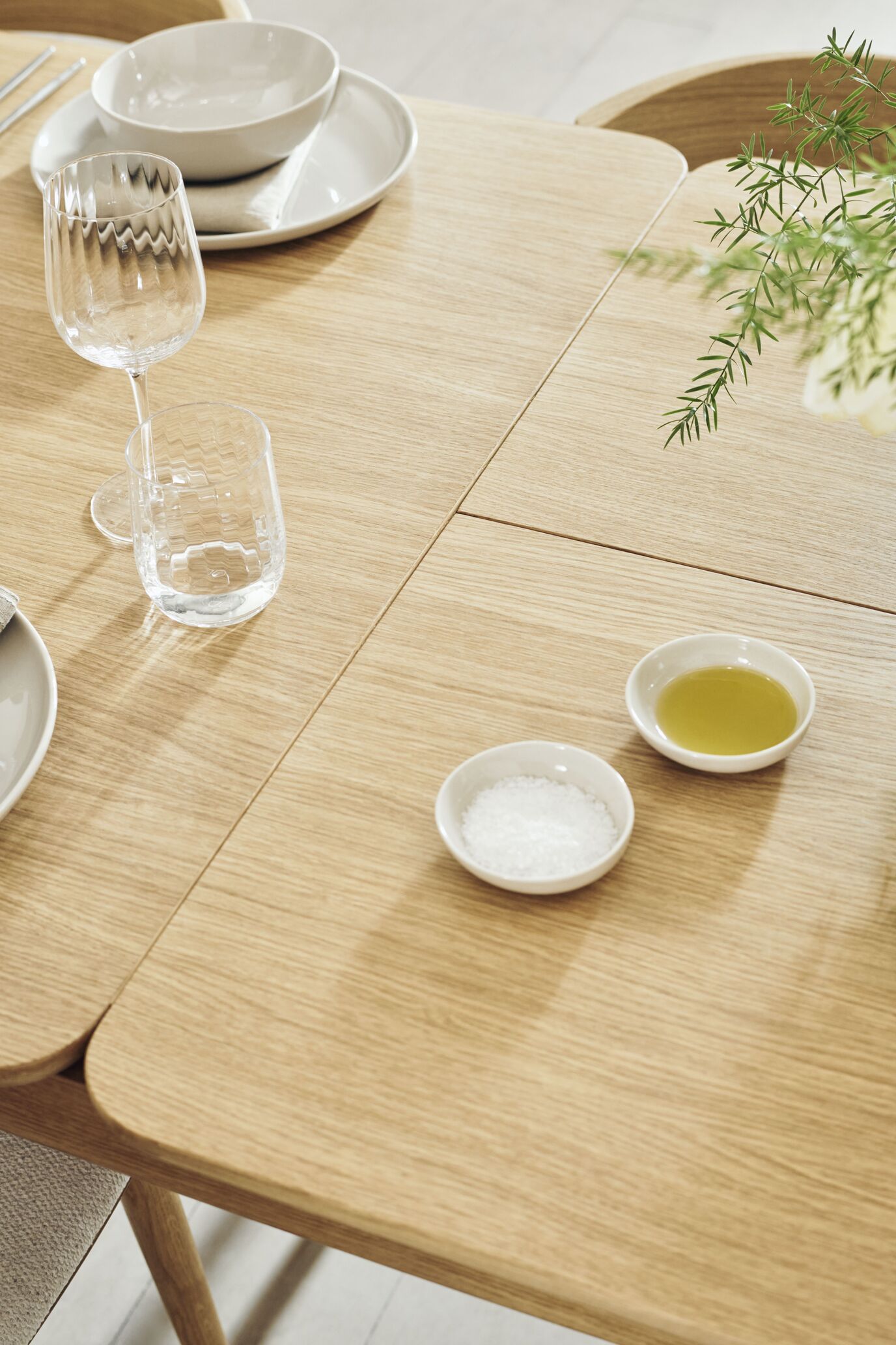 Roniea fold -out table, bleached oak veneer with a whitewashed base
