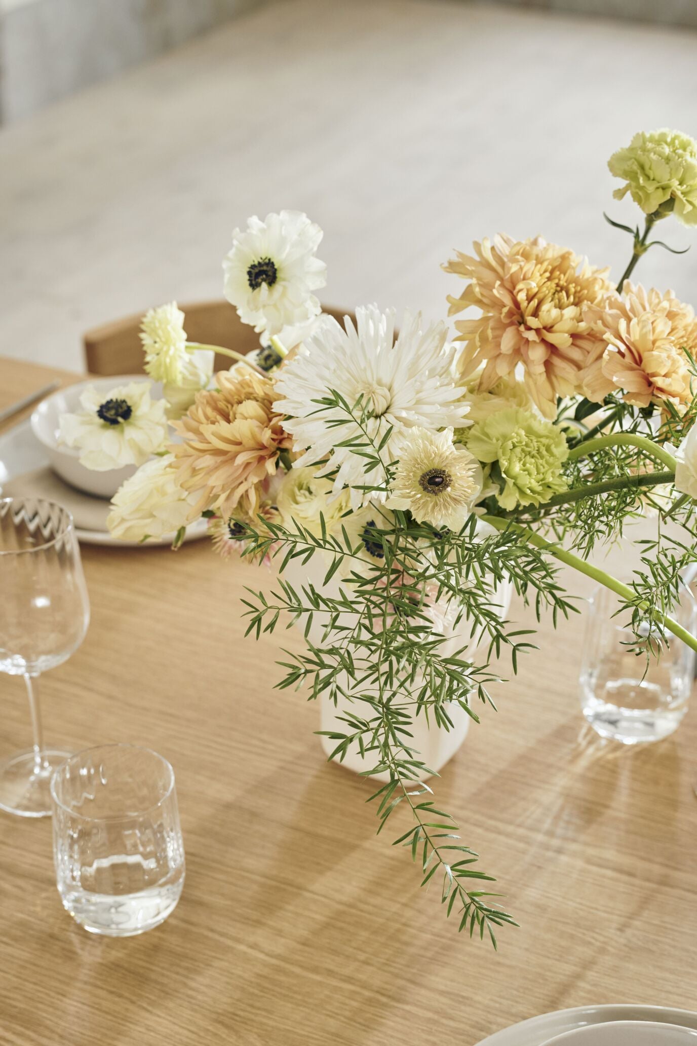 Roniea fold -out table, bleached oak veneer with a whitewashed base