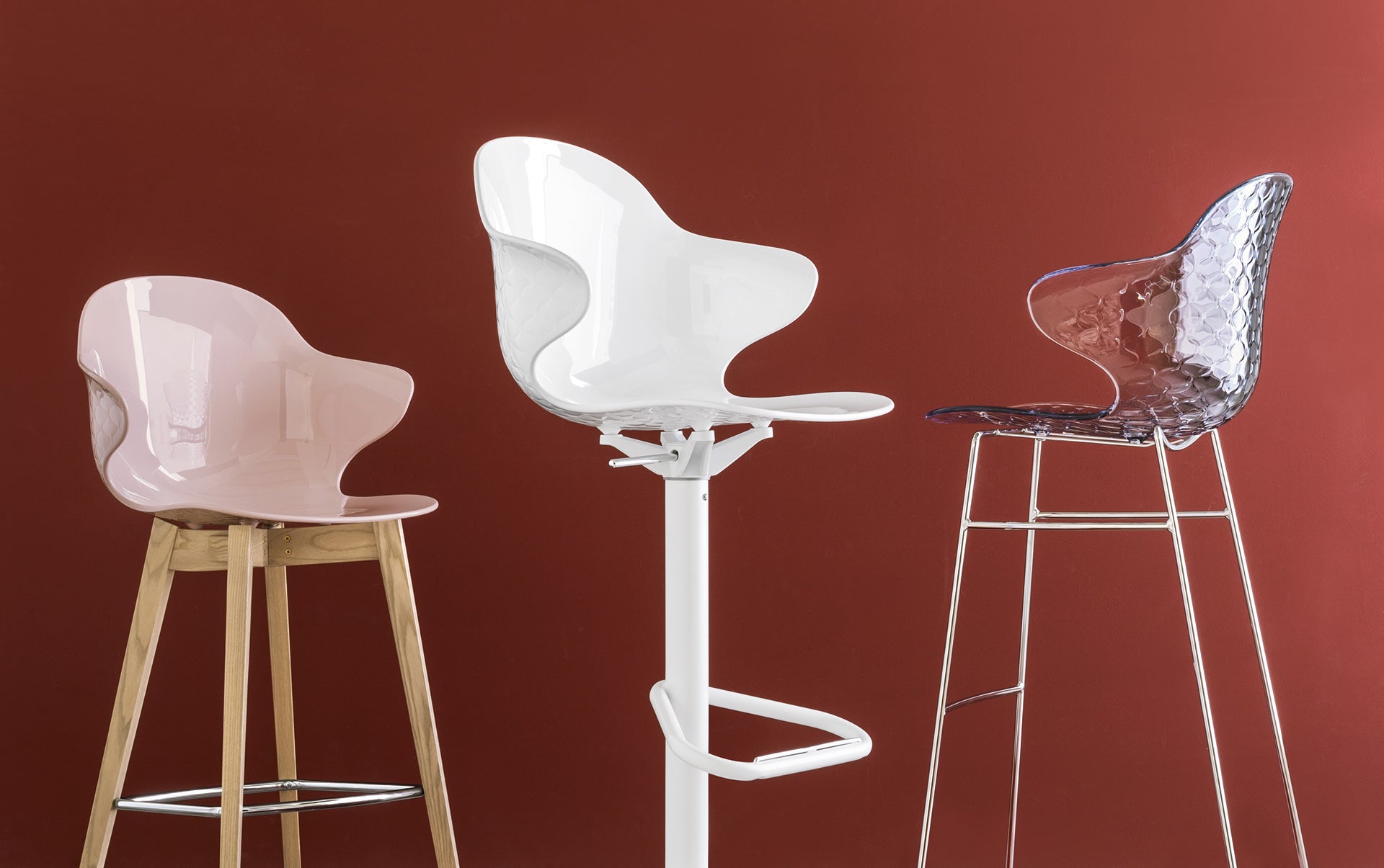 Drehbares Barhocker SAINT TROPEZ mit rosa Sitzfläche und schwarzem Fuß