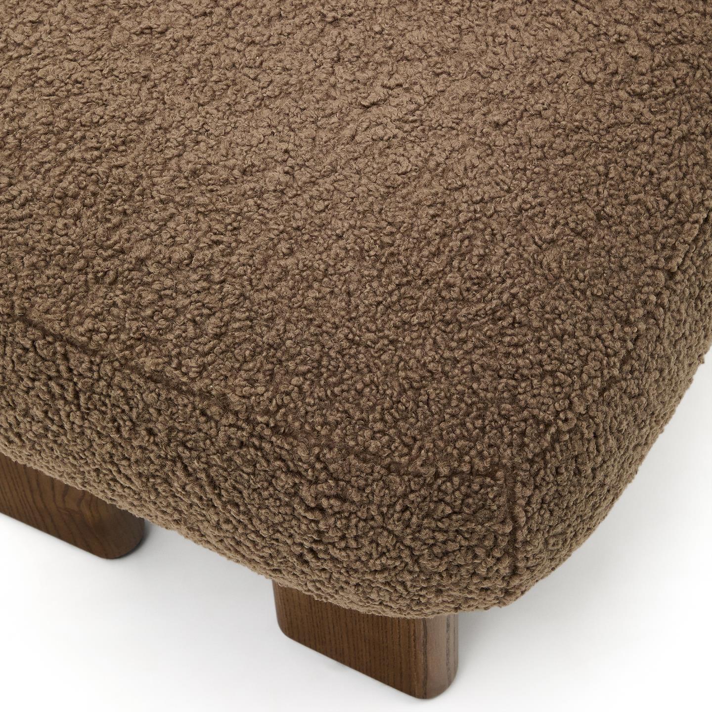 NEMA brauner Bouclé-Pouf mit dunkler Eschenbasis