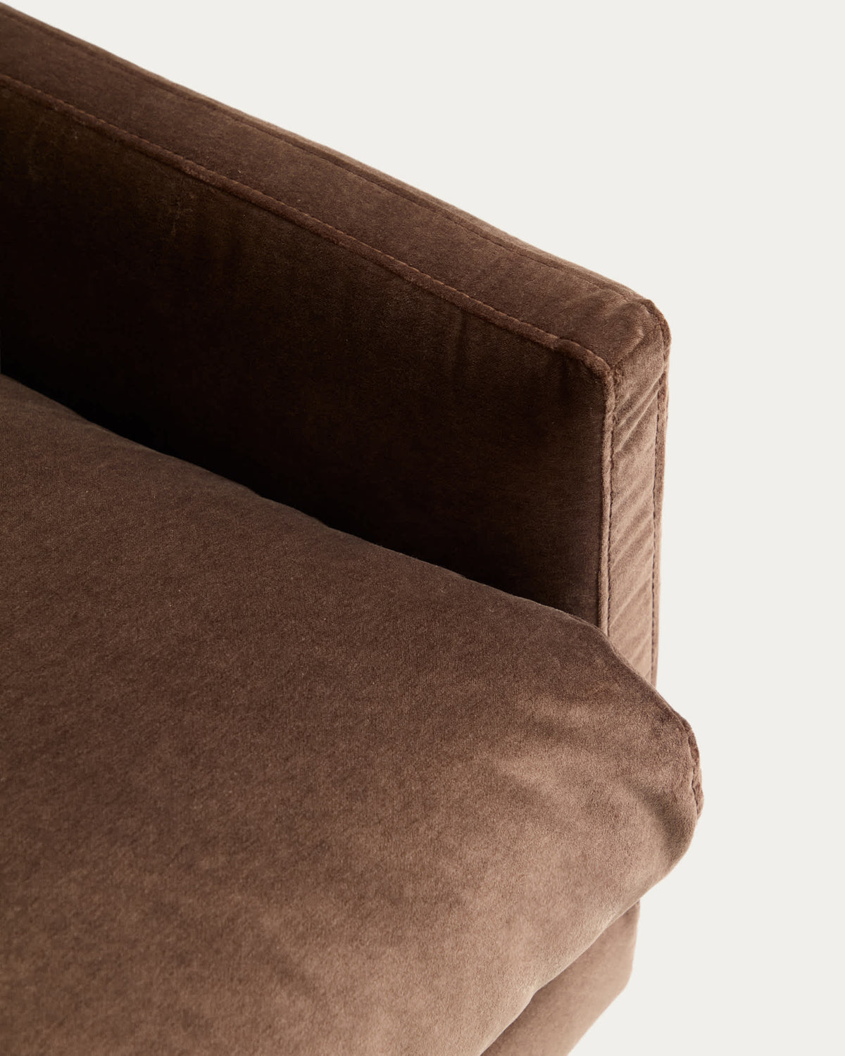 Sofa 2-osobowa VELIRO ciemnobrązowy aksamit z czarnymi metalowymi nogami – ujęcie 6
