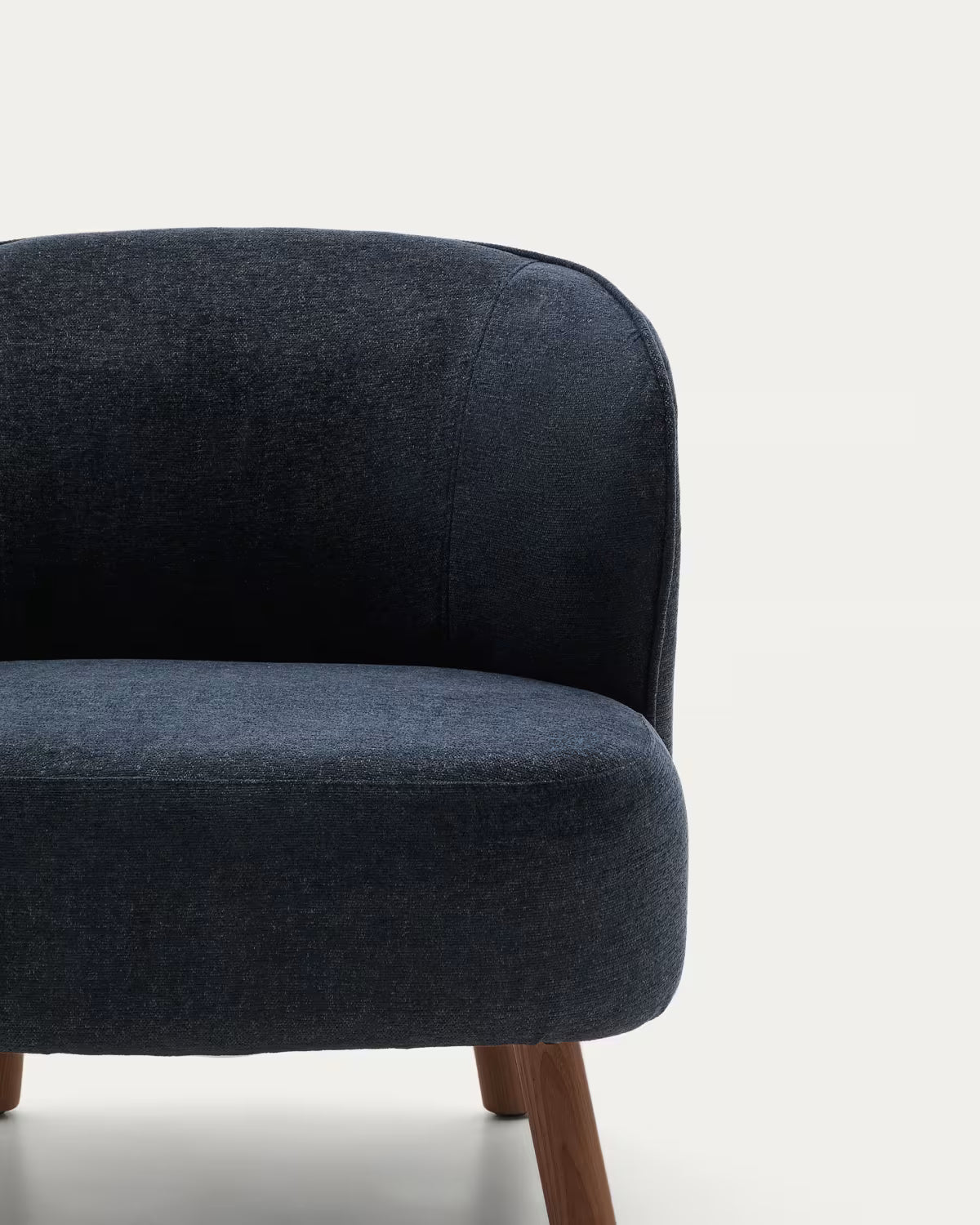 Sessel ULIT in blau-grauem Chenille mit dunklem Eschenfuß