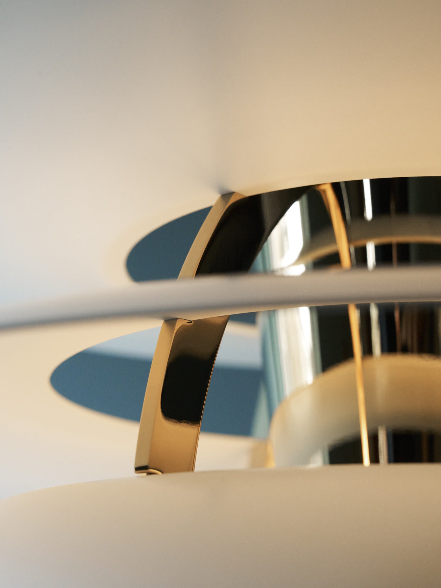 Pendelleuchte PH SNOWBALL creme mit messingfarbener Oberfläche