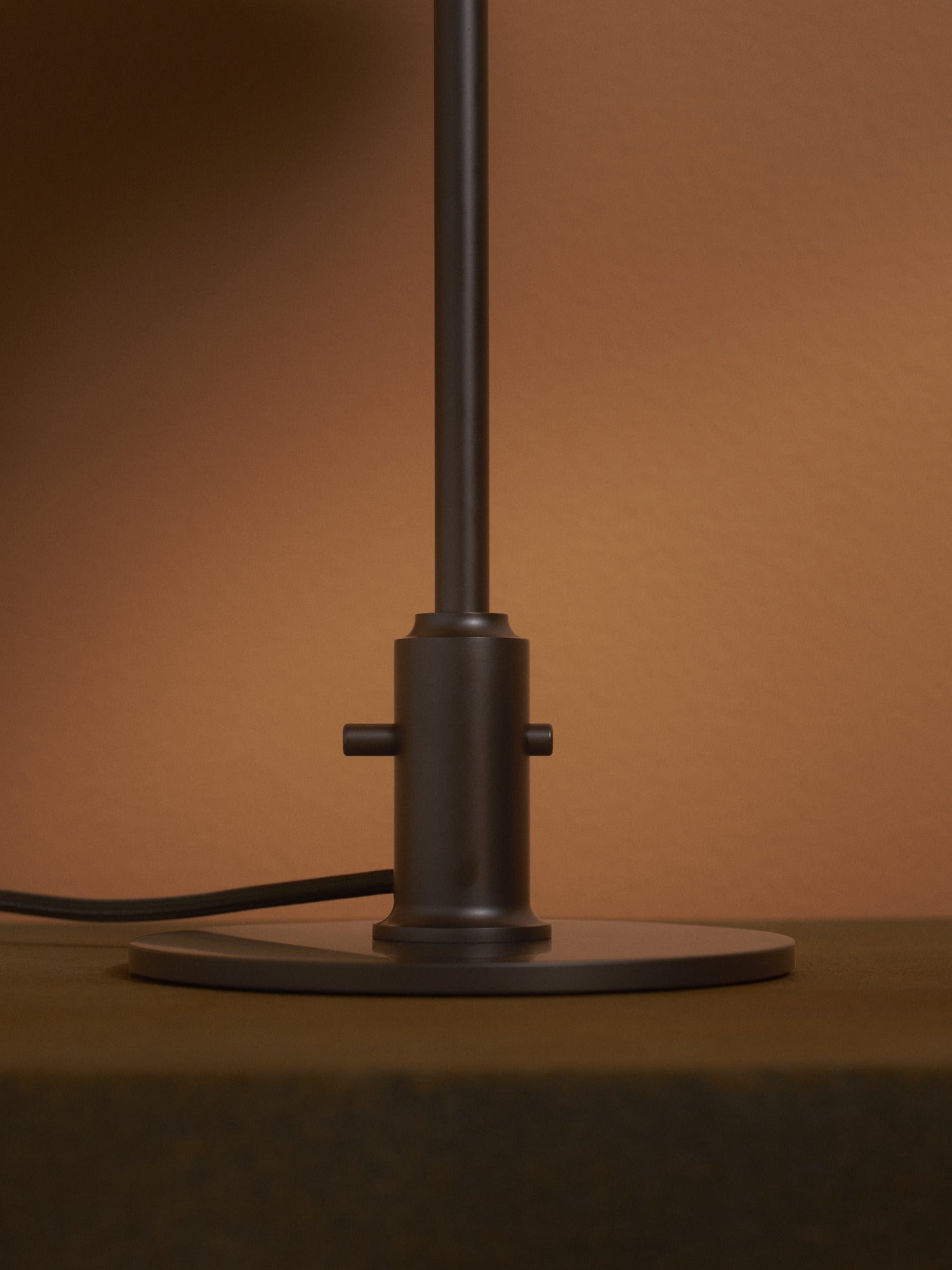 Lampa stołowa PH 3/2 - edycja stulecia biały z pomarańczowym z brązową podstawą – Louis Poulsen