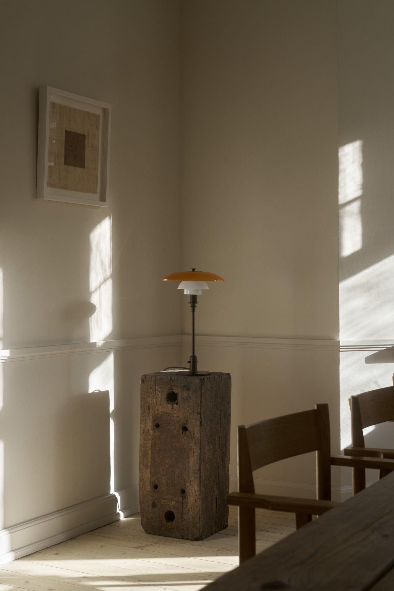 Lampa stołowa PH 3/2 - edycja stulecia biały z pomarańczowym z brązową podstawą – Louis Poulsen