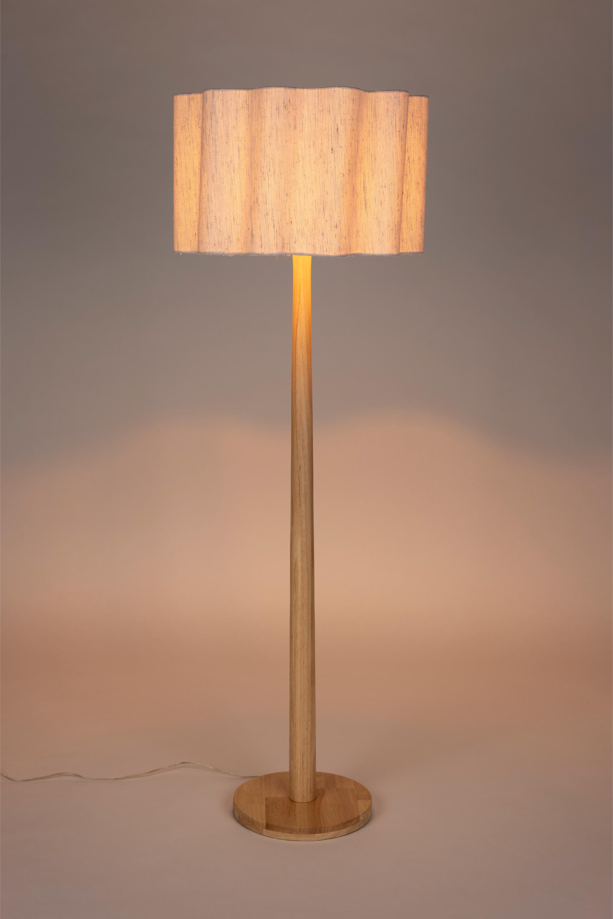 Lampa podłogowa SCALLOP złamana biel z drewnianą podstawą