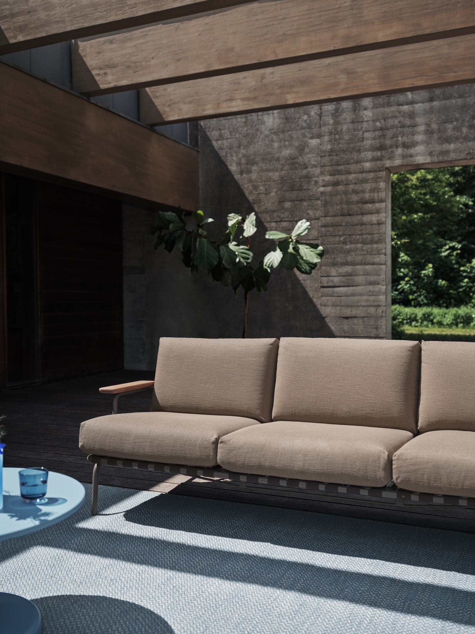 Sofa mit Armlehnen für den Außenbereich 3-sitzig SETTLE braun mit taupefarbener Basis