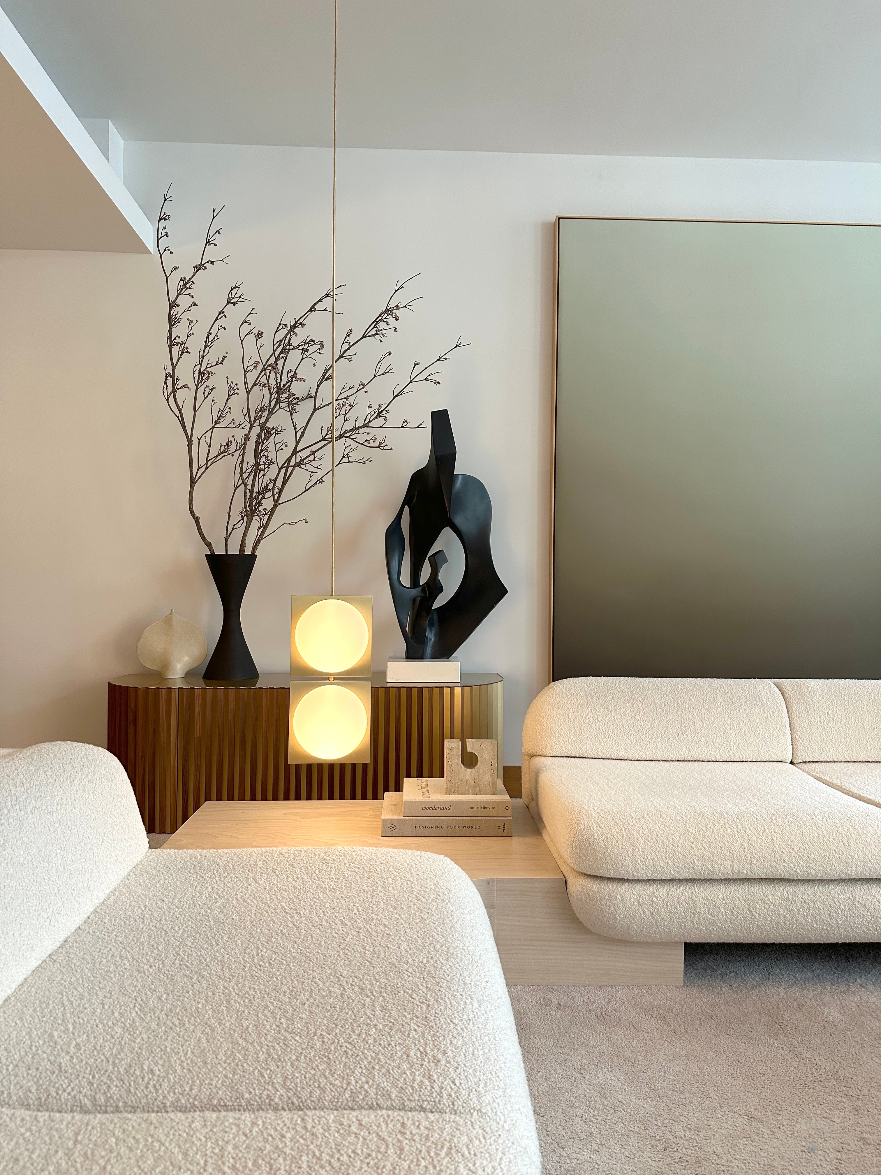 Pendelleuchte SOLSTICE DUO mit opalem Schirm und Messingdetails