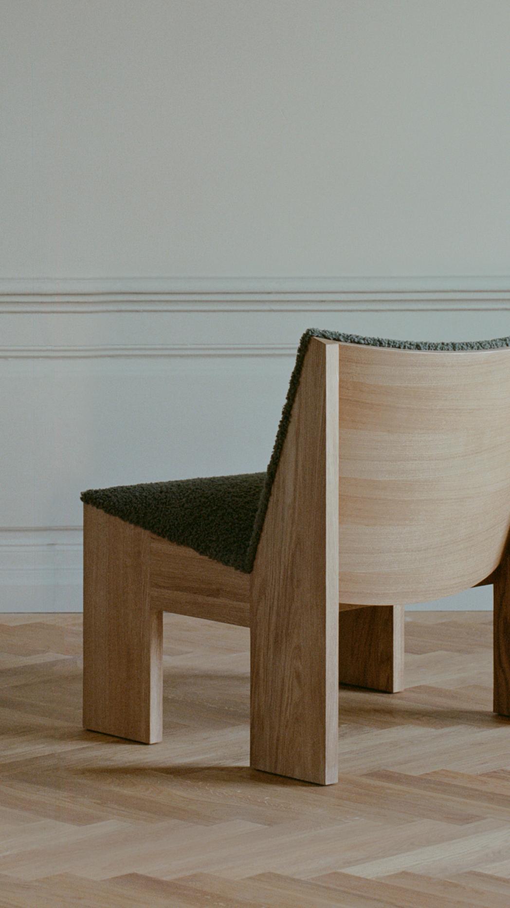 Tenon gepolsterte Sessel mit einer Eichenbasis