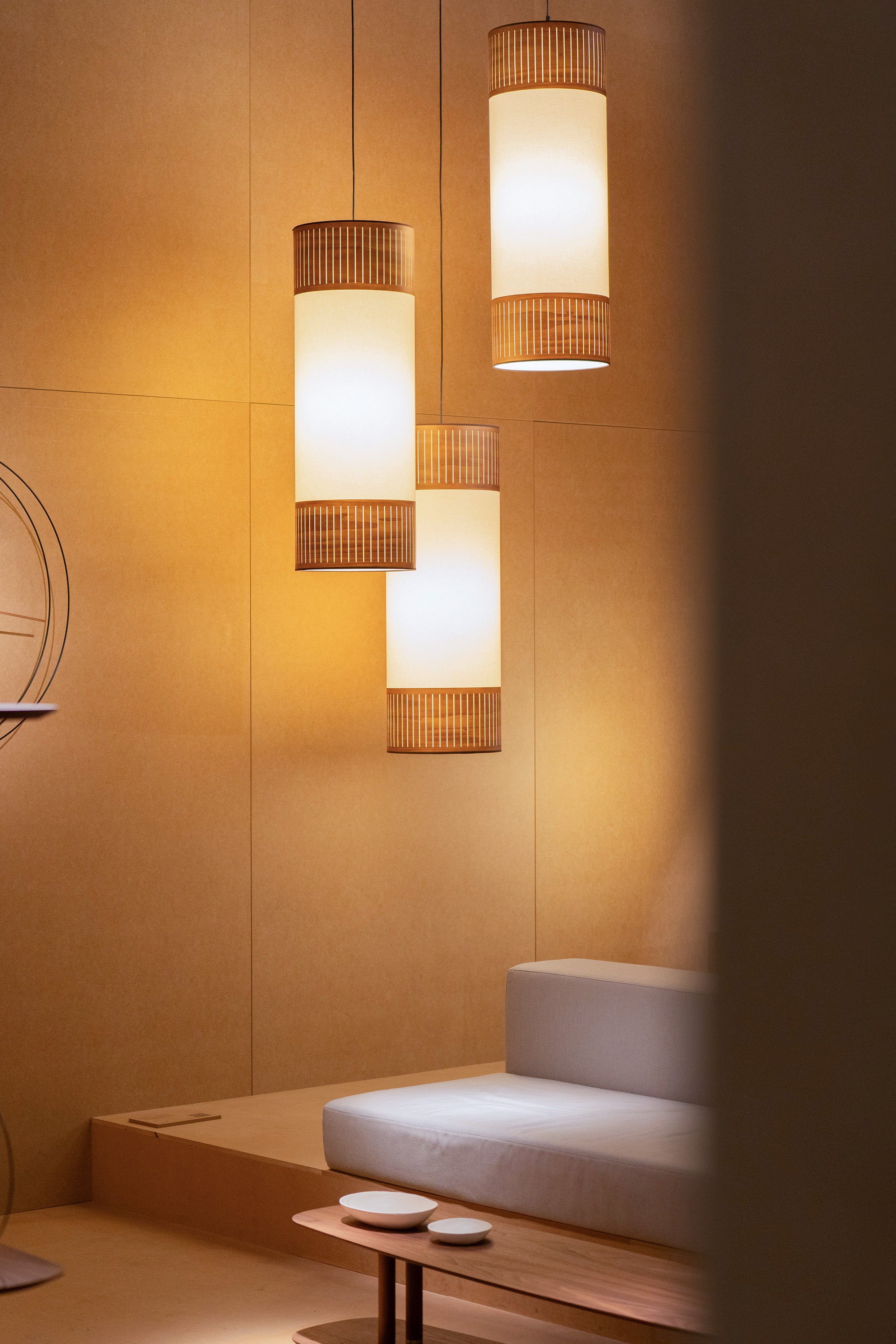 Pendelleuchte TAMIZ weiß mit Nussbaumholz