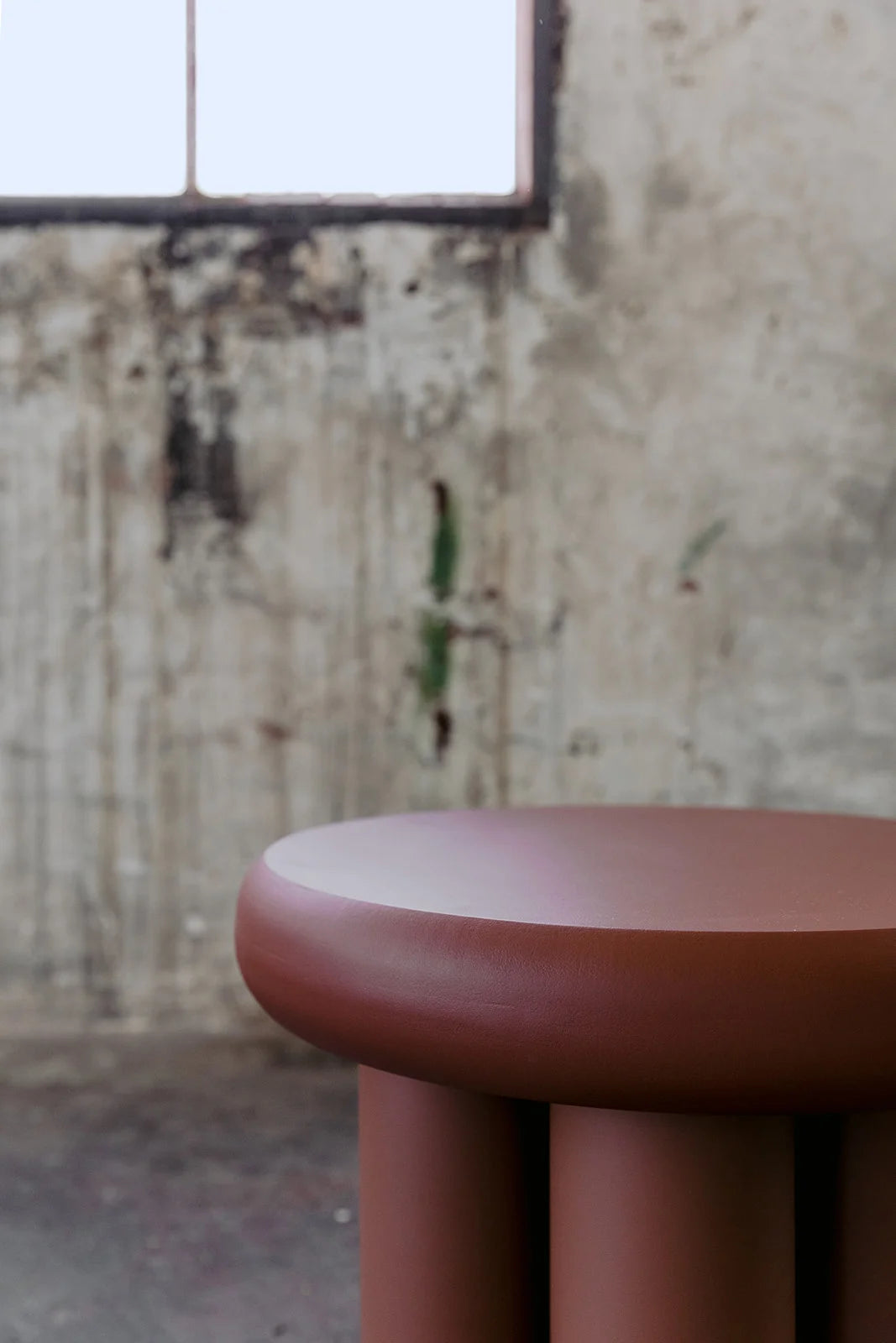 Beistelltisch ZAIRA aus Holz mit metallischer Veredelung