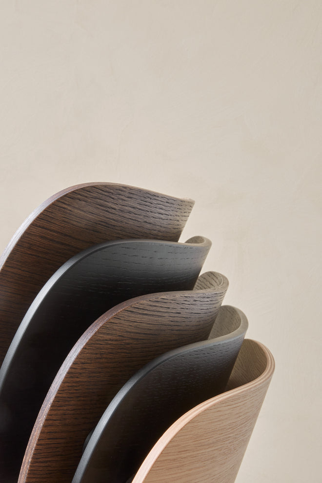 Stuhl CO mit Eichenfurnier und schwarzem Gestell