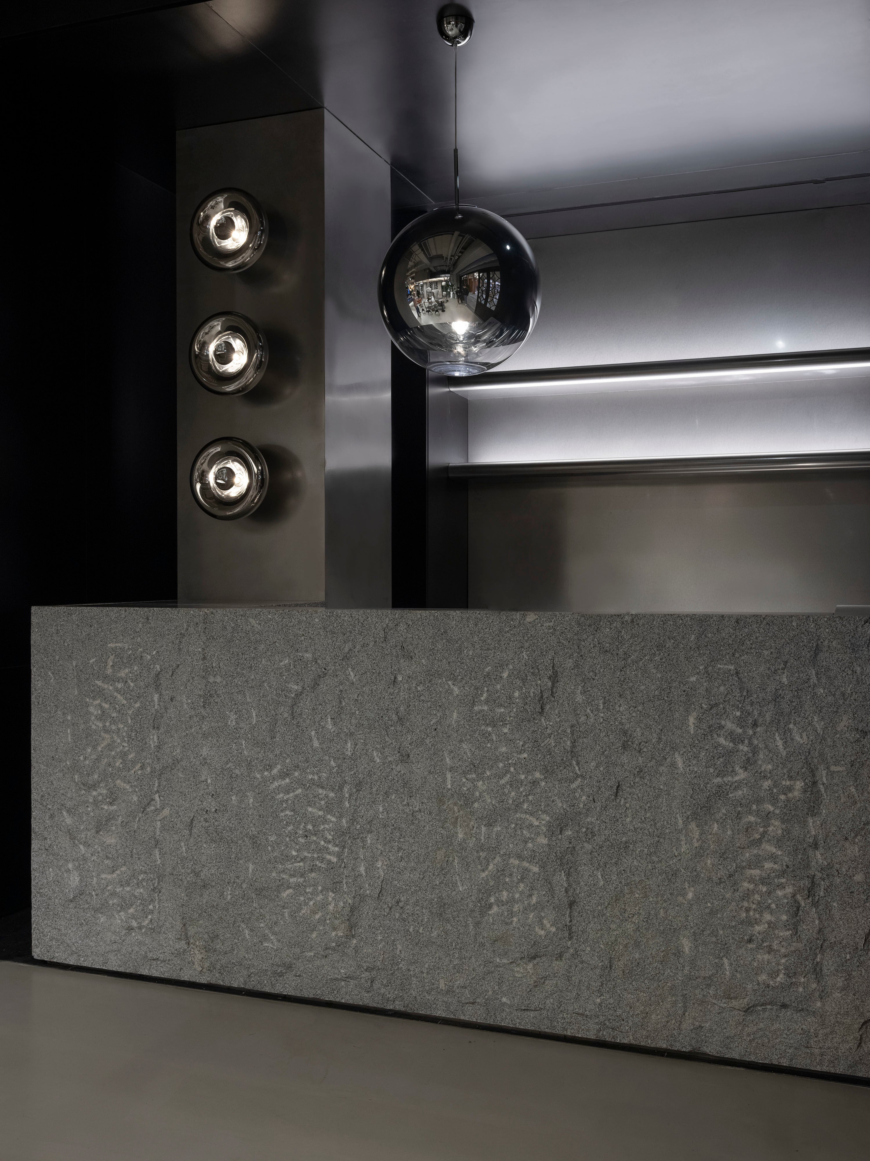 Wandlampe VOID aus Messing