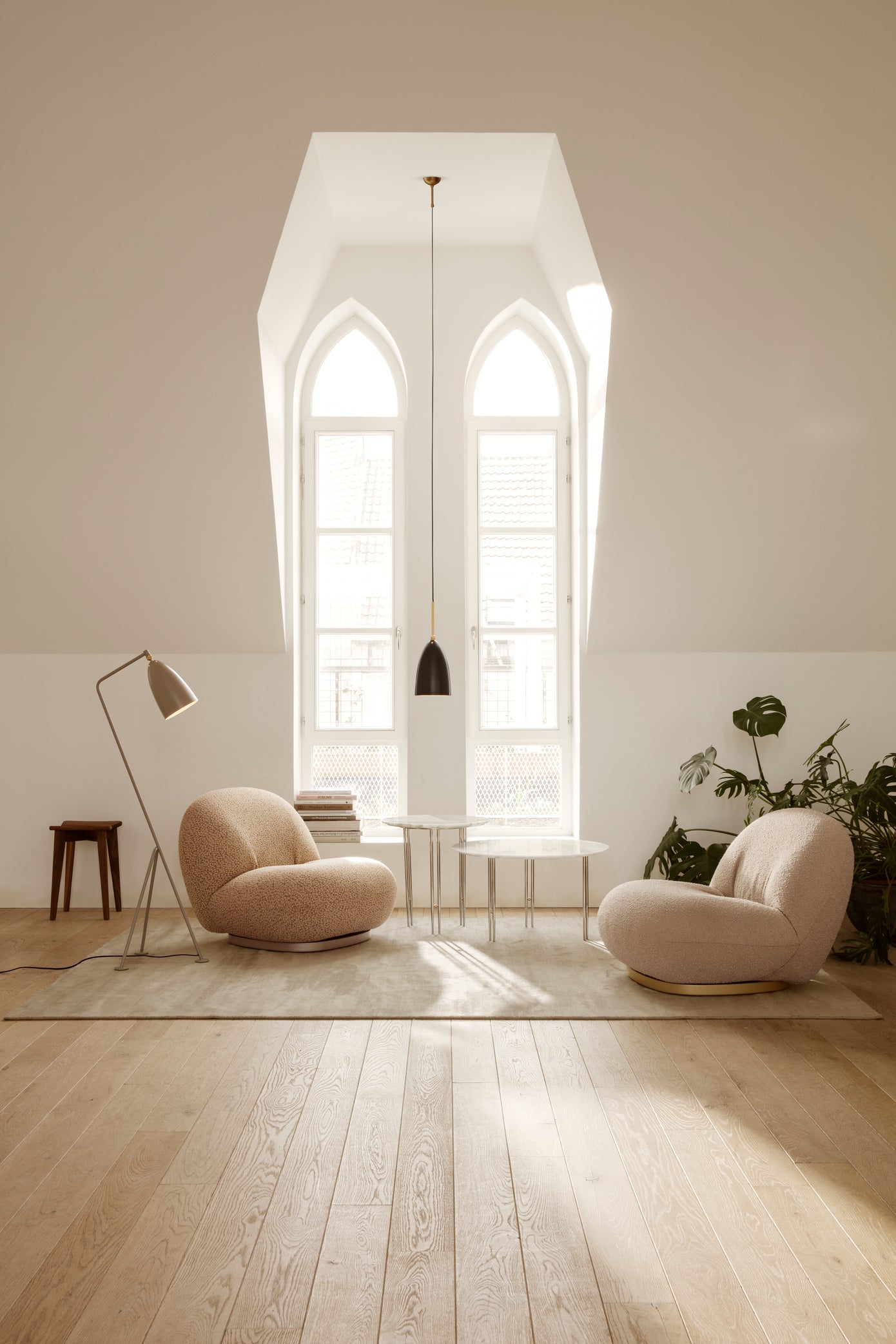 Beistelltisch IOI Travertin mit schwarzem Fuß