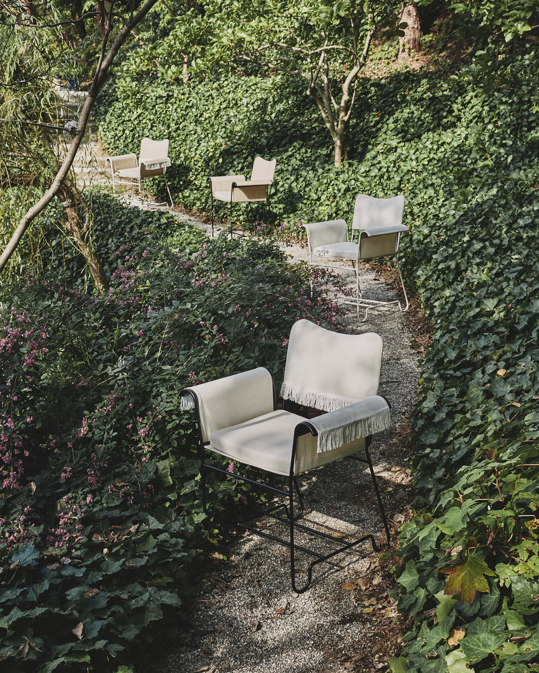 TROPIQUE garden chair beige with a black steel base