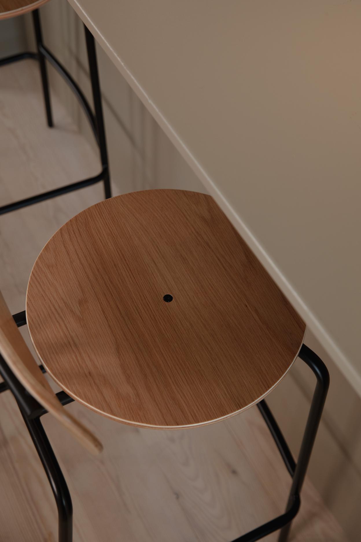 Neugieriger Hocker cremiger Plüsch mit einer schwarzen Basis