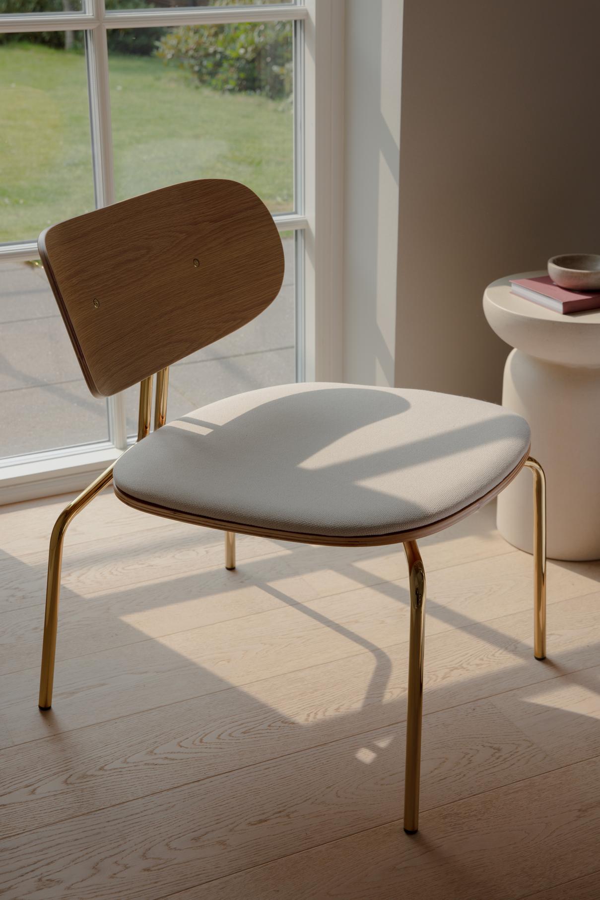 Schwarzer beige neugieriger Sessel mit einer schwarzen Basis
