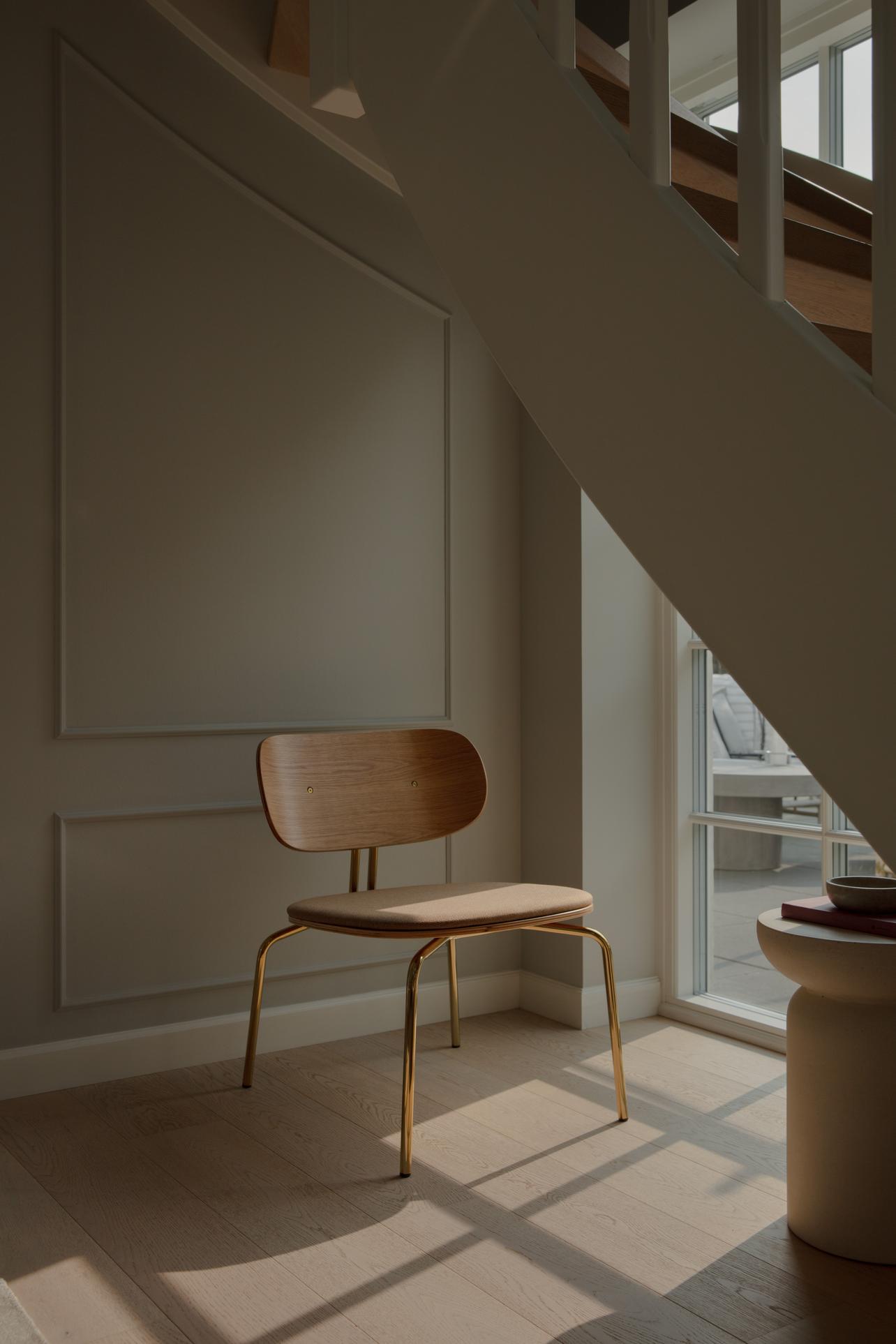 Schwarzer beige neugieriger Sessel mit einer schwarzen Basis