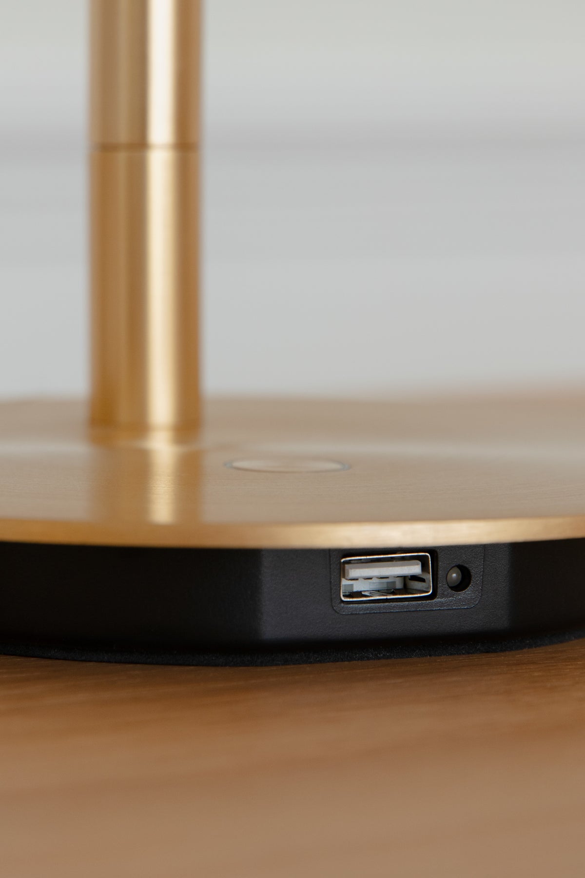 Goldene OMNI Tischlampe