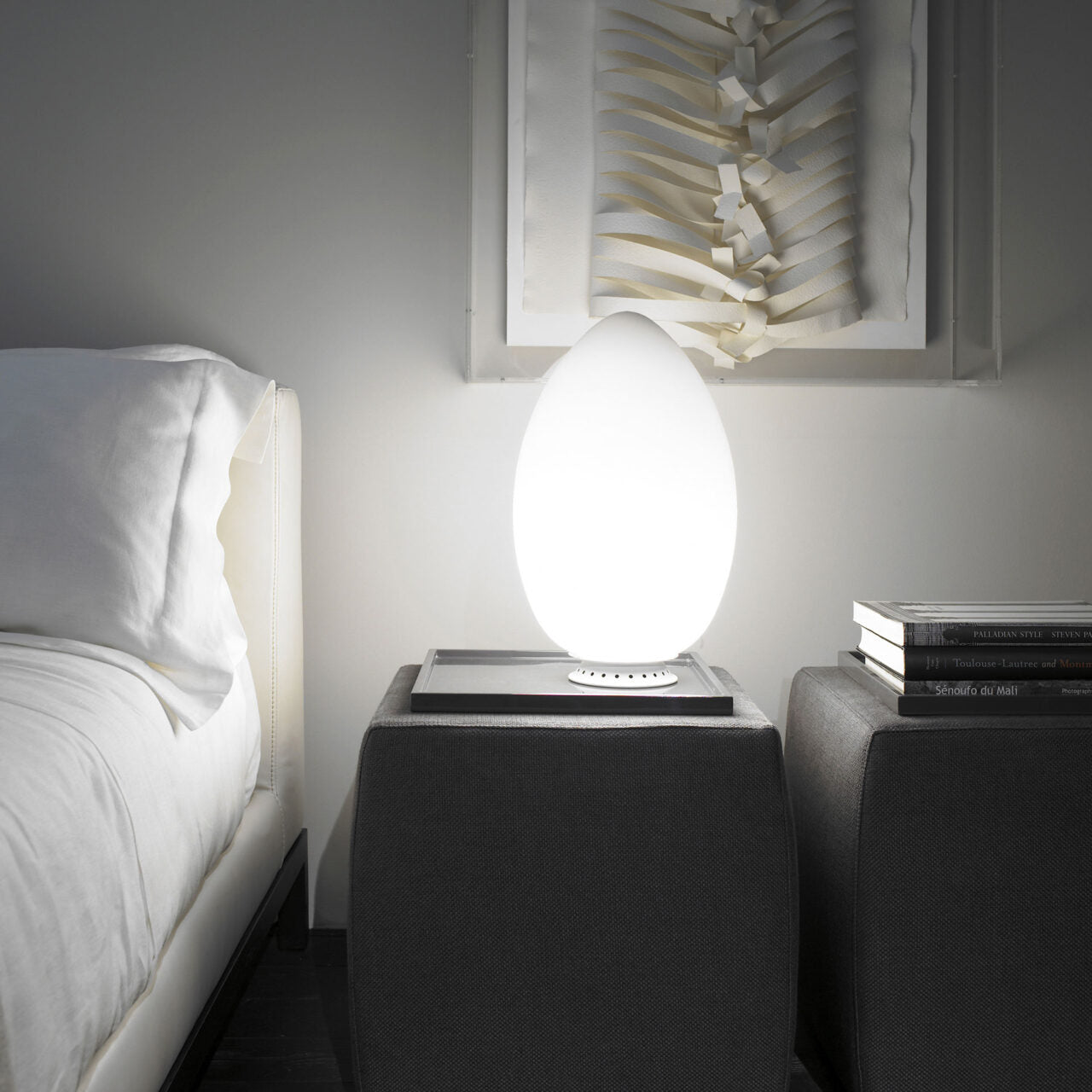 Tischlampe UOVO weißes blasenförmiges Glas