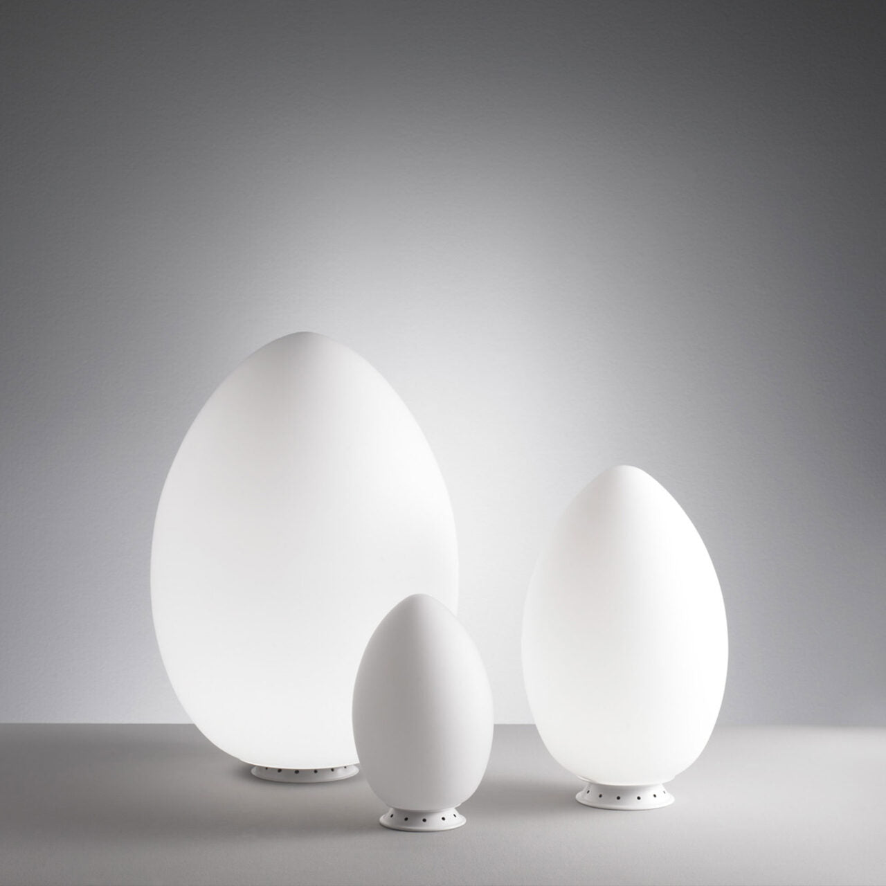 Tischlampe UOVO weißes blasenförmiges Glas