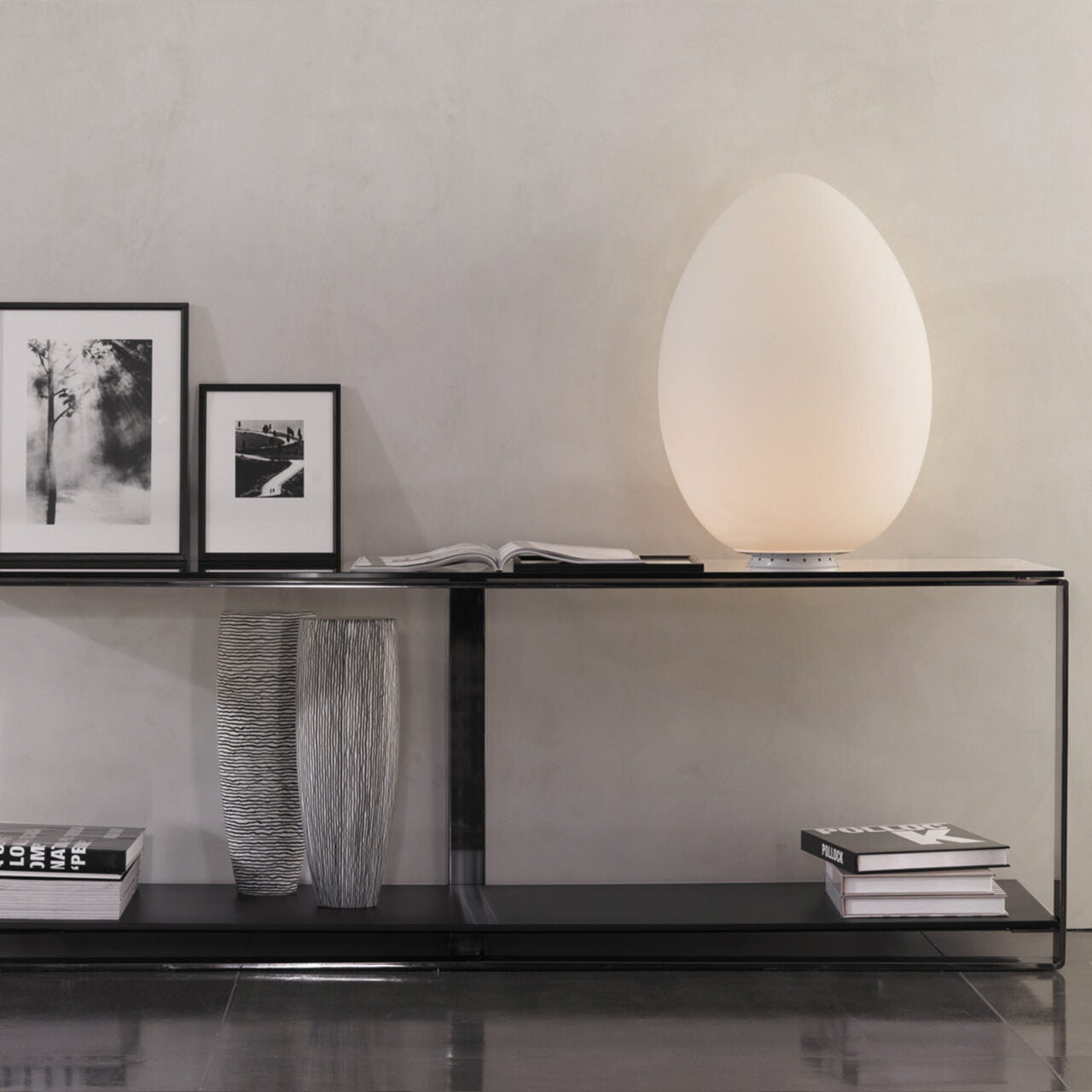 Tischlampe UOVO weißes blasenförmiges Glas