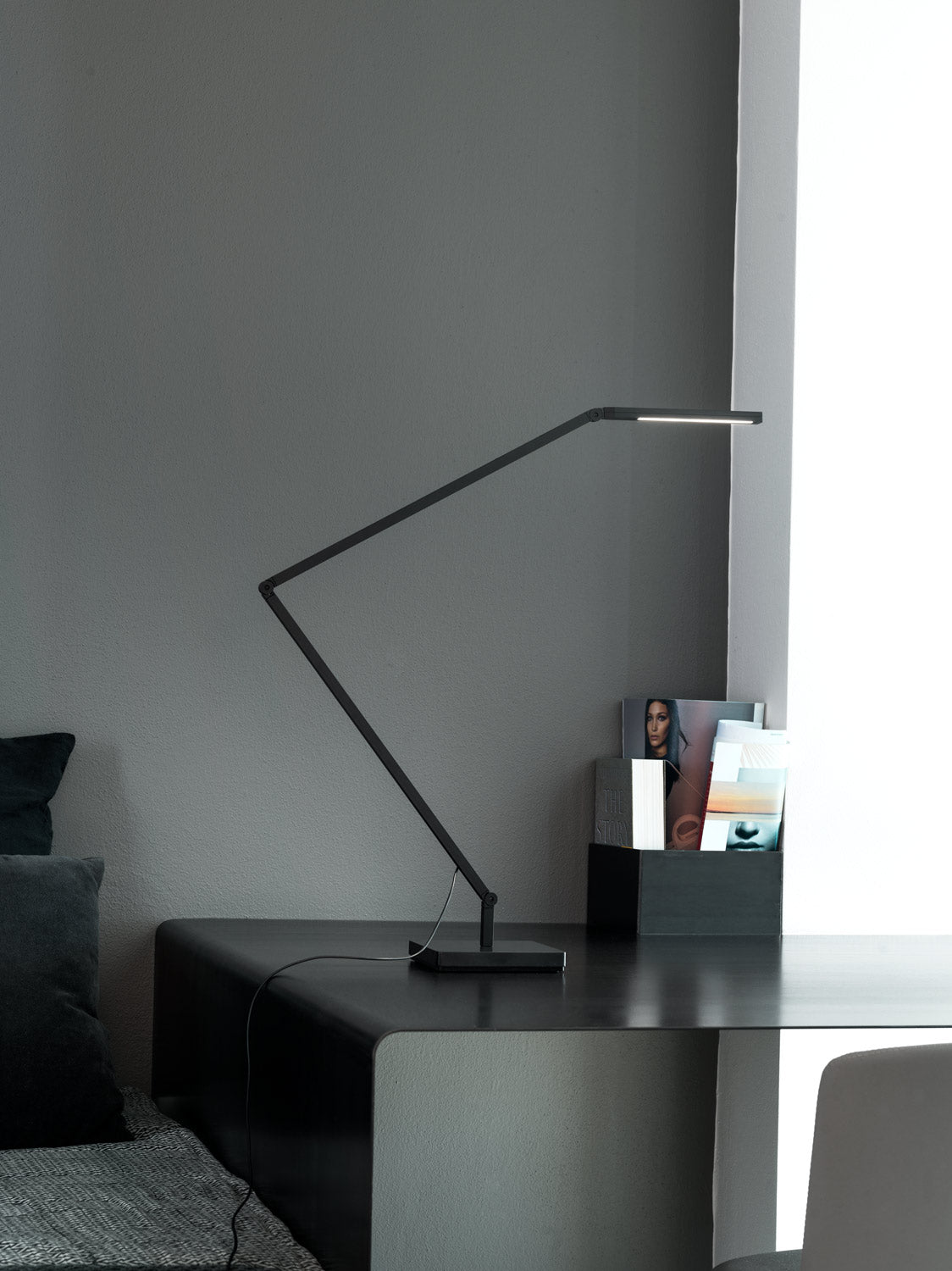 UNTITLED LINEAR desk lamp black