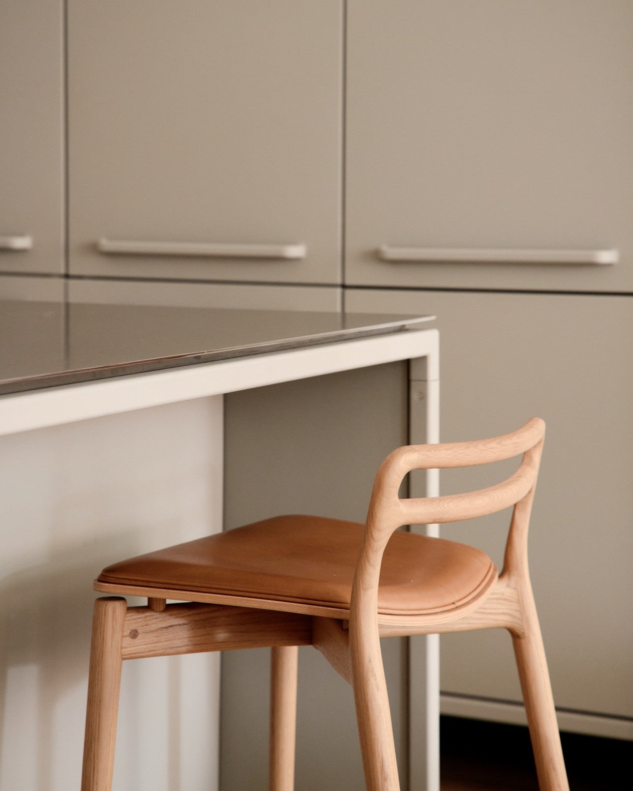 Hocker CABIN karamellfarbene Leder mit heller Eichenbasis