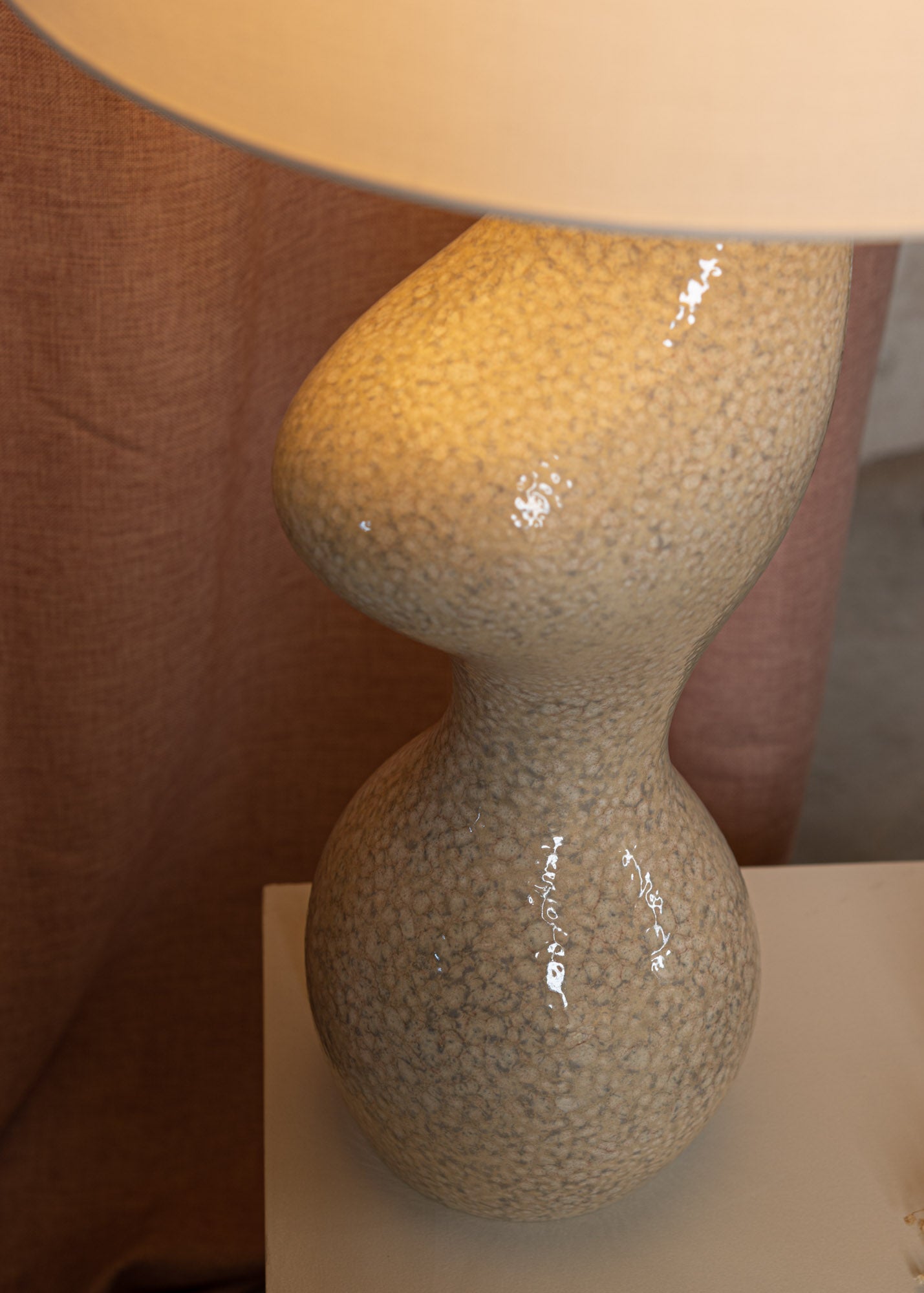 Tischlampe aus Keramik VENUSO beige