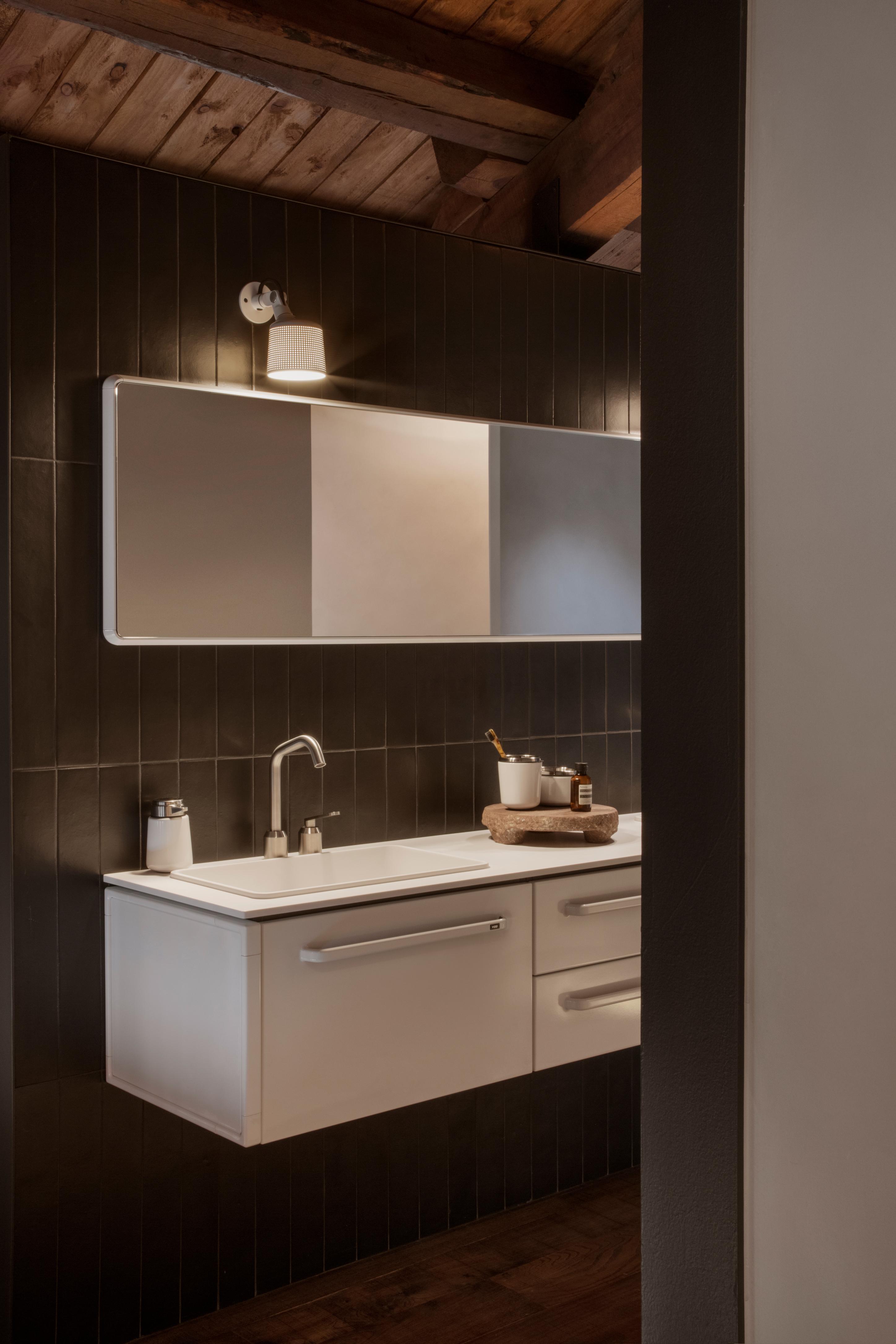 Badezimmerspiegel VIPP mit weißem Aluminiumrahmen