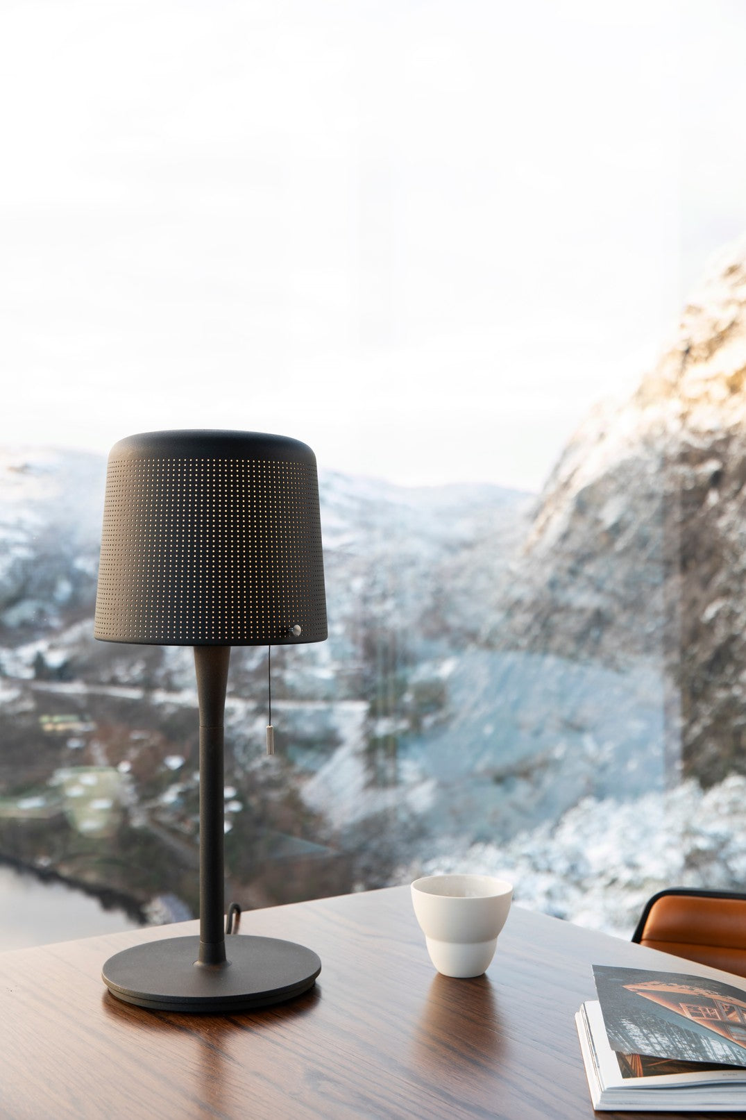 Lampa stołowa 530 czarny metal – Vipp