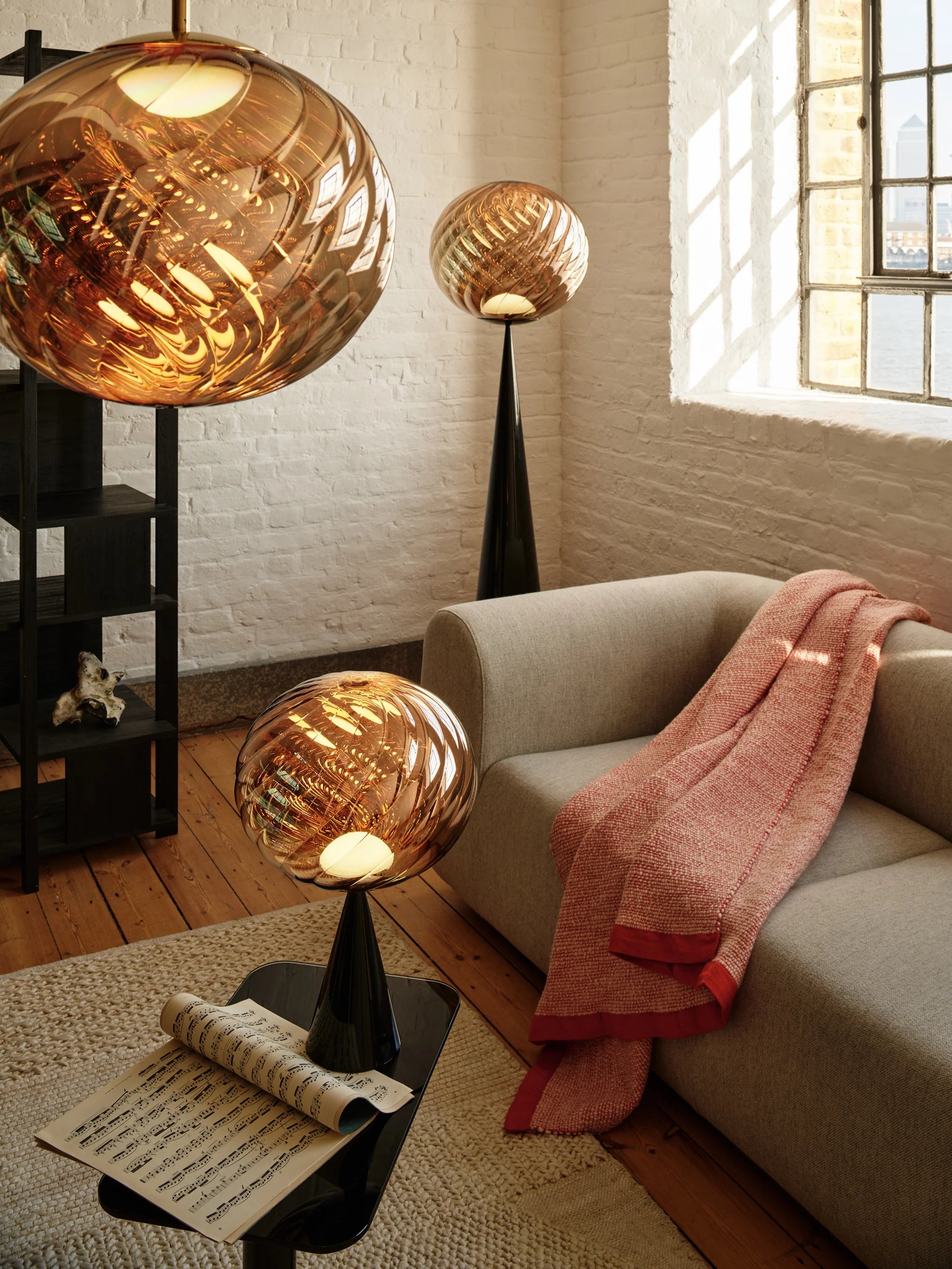 Tischlampe WHIRL gold mit schwarzem Fuß