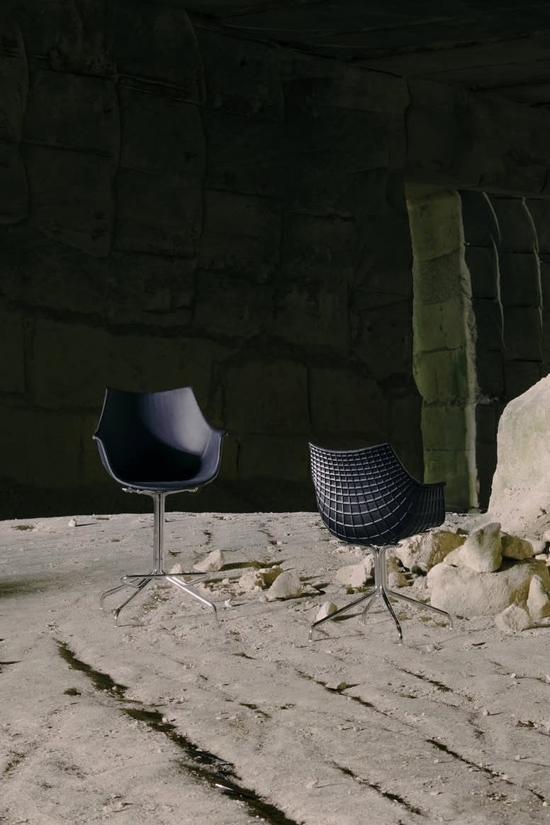 Transparent Meridiana Hocker with a black base