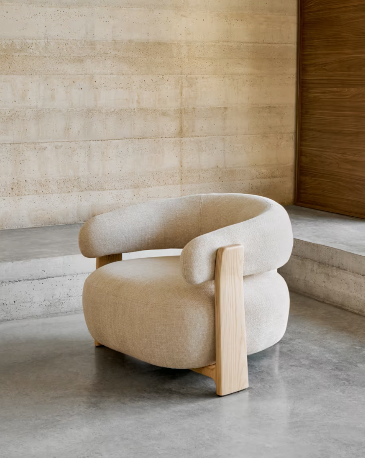 Fotel GRANITE beżowy szenil z jesionową podstawą – drewno, Kave Home