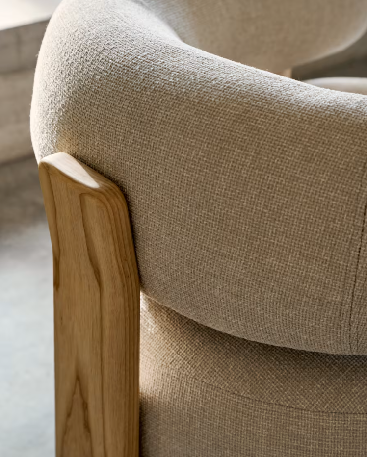 Fotel GRANITE beżowy szenil z jesionową podstawą, marka Kave Home
