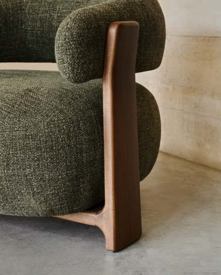 Fotel GRANITE zielony z ciemną jesionową podstawą – Kave Home