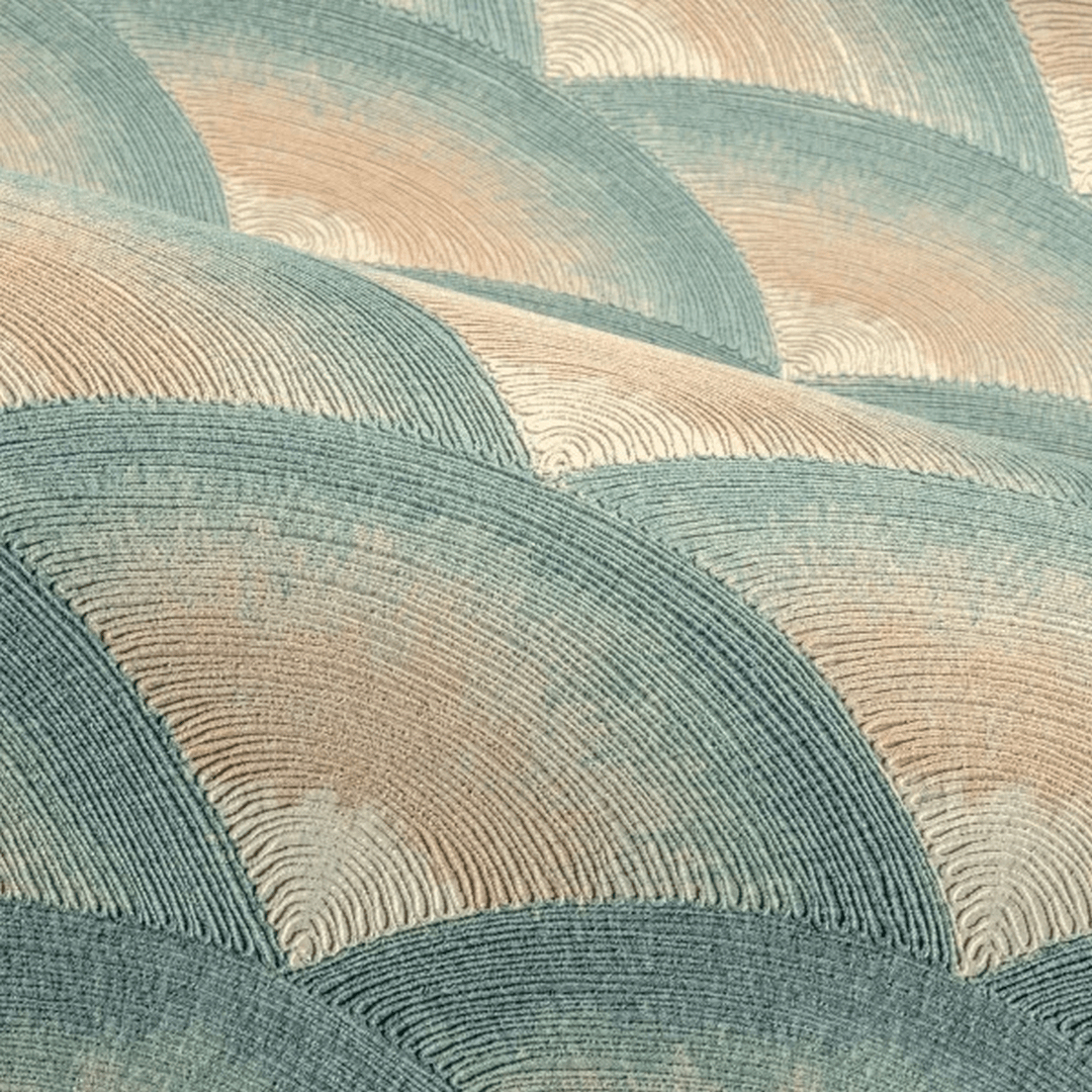 Strukturierte Tapete, die geometrische Stickerei in Wellen imitiert NAMI - CÉLADON/LIN salbeigrün mit Beige