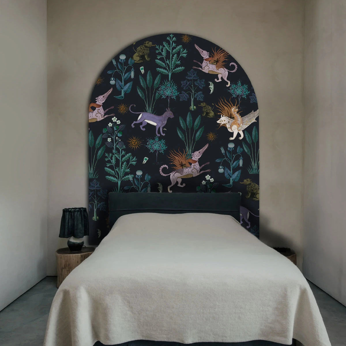 Vlies-Tapete in Bogenform BOTANIC BEAST PURPLE schwarz mit lila