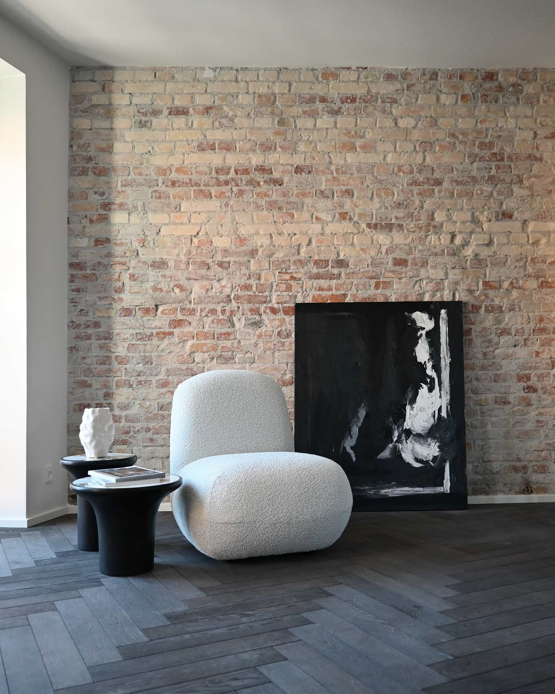 TRUMPET coffee table in concrete with marble