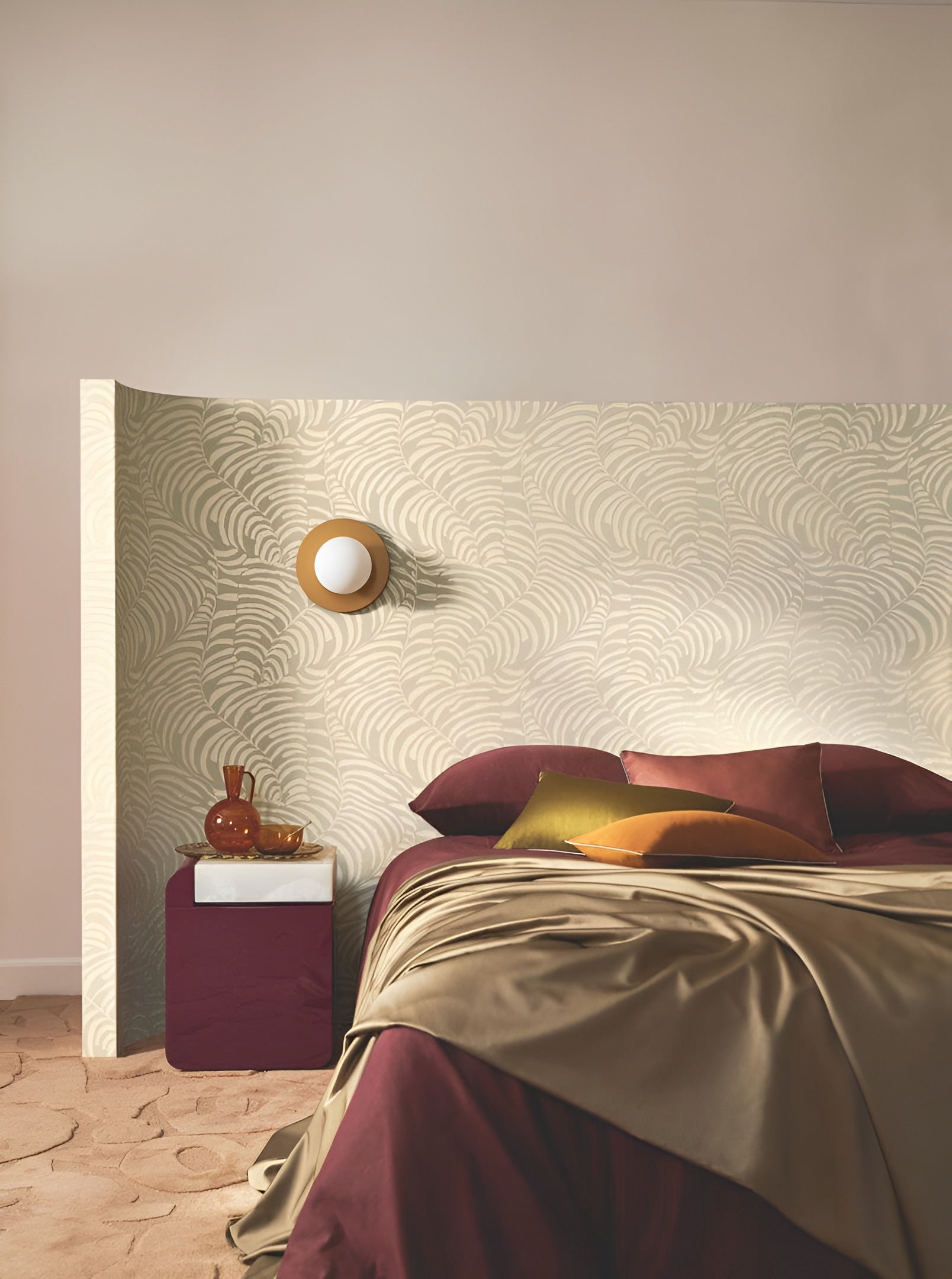 Metallic wallpaper with a plant motif of fern leaves NOBILE - IVORY/GOLD ivory with gold