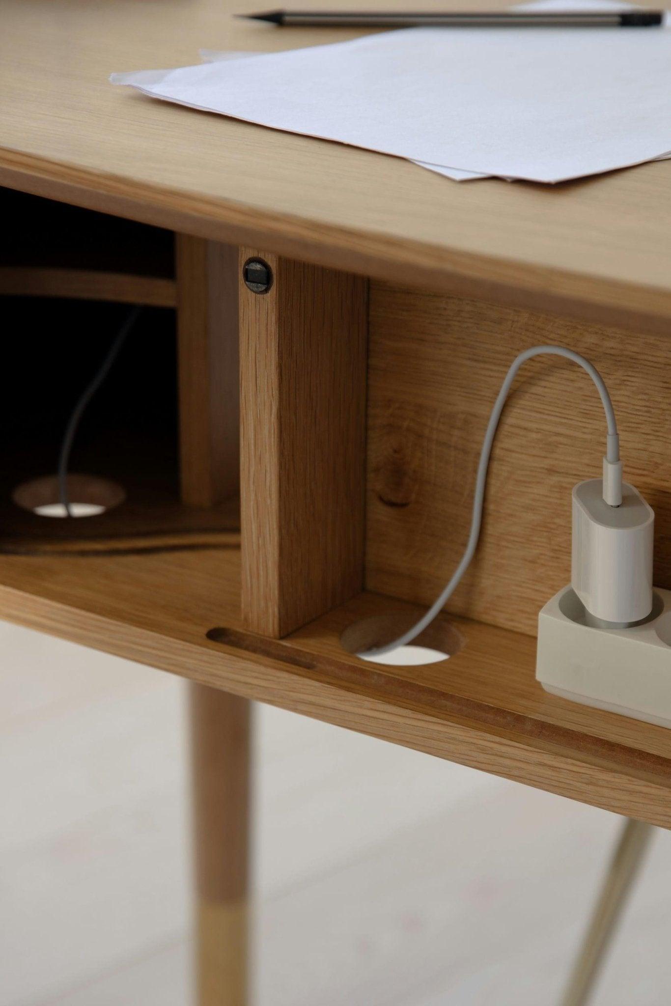 Biurko AUDACIOUS antracytowy z dębem UMAGE Eye on Design